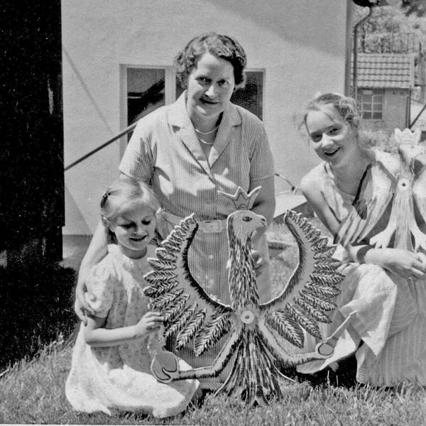 Mit den Schützenvögeln posierten in den 1950er Jahren Maria Beckmann und ihre Schwester Mechthild.