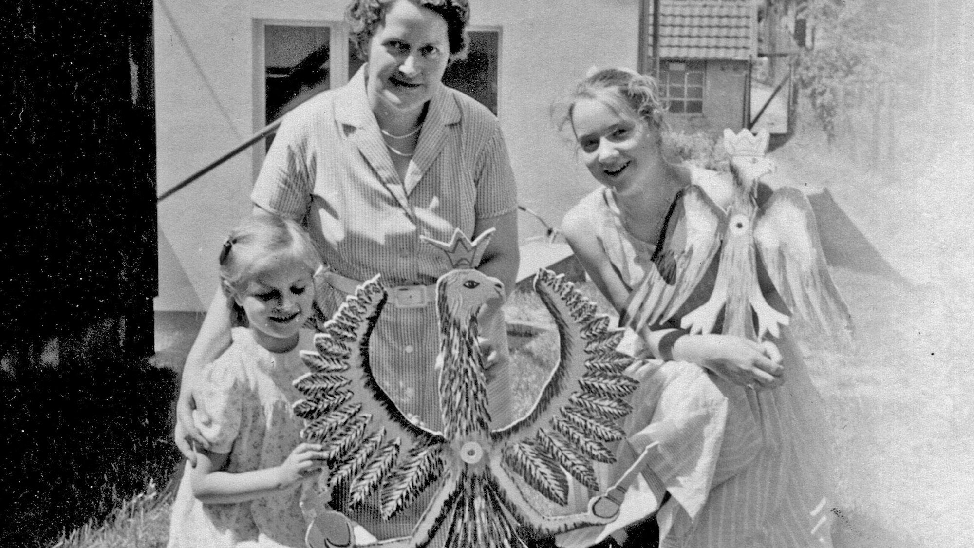 Mit den Schützenvögeln posierten in den 1950er Jahren Maria Beckmann und ihre Schwester Mechthild.