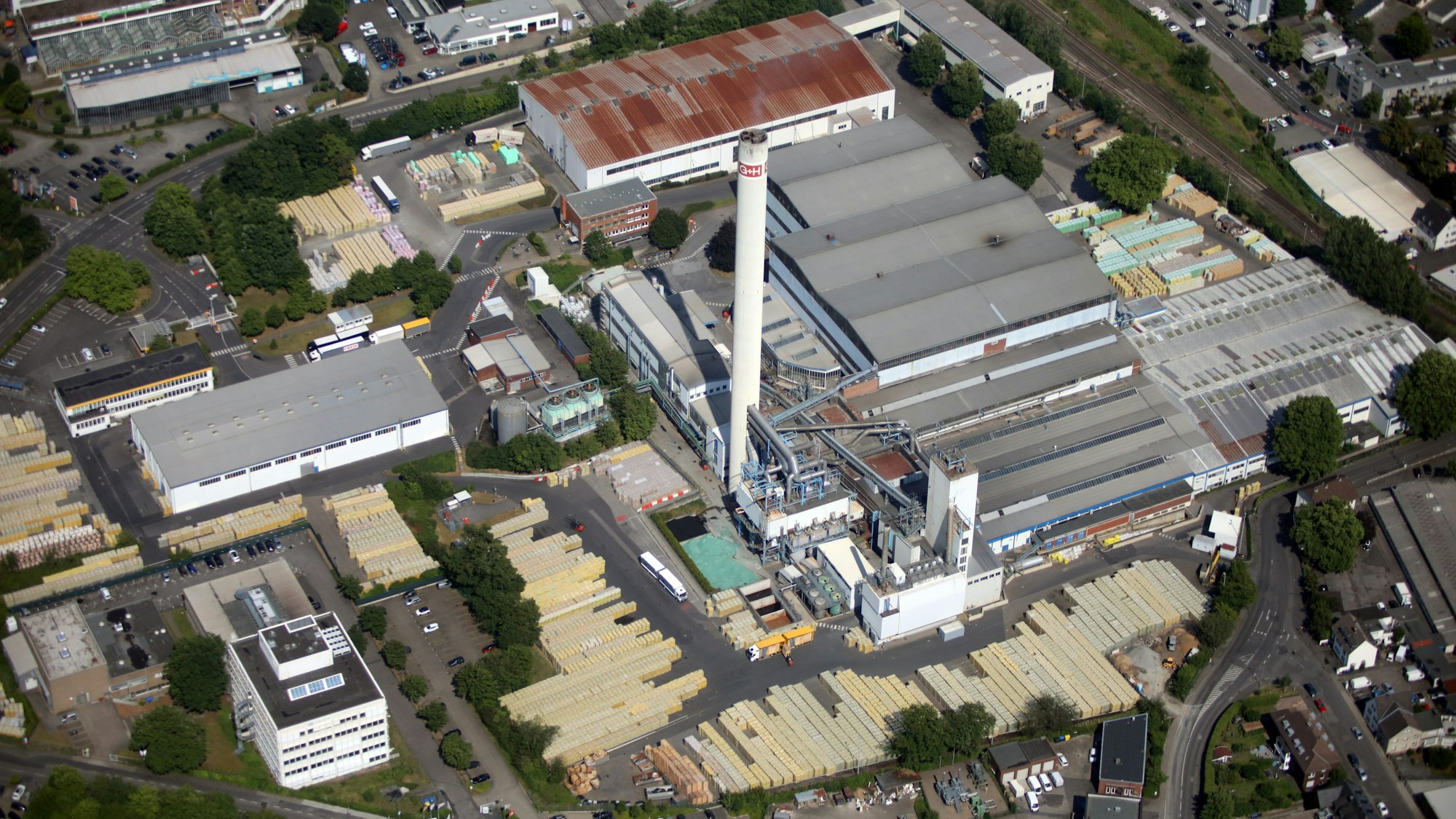 Auf einem Luftbild ist der Industriebetrieb G+H Isover in Bergisch Gladbach zu sehen.