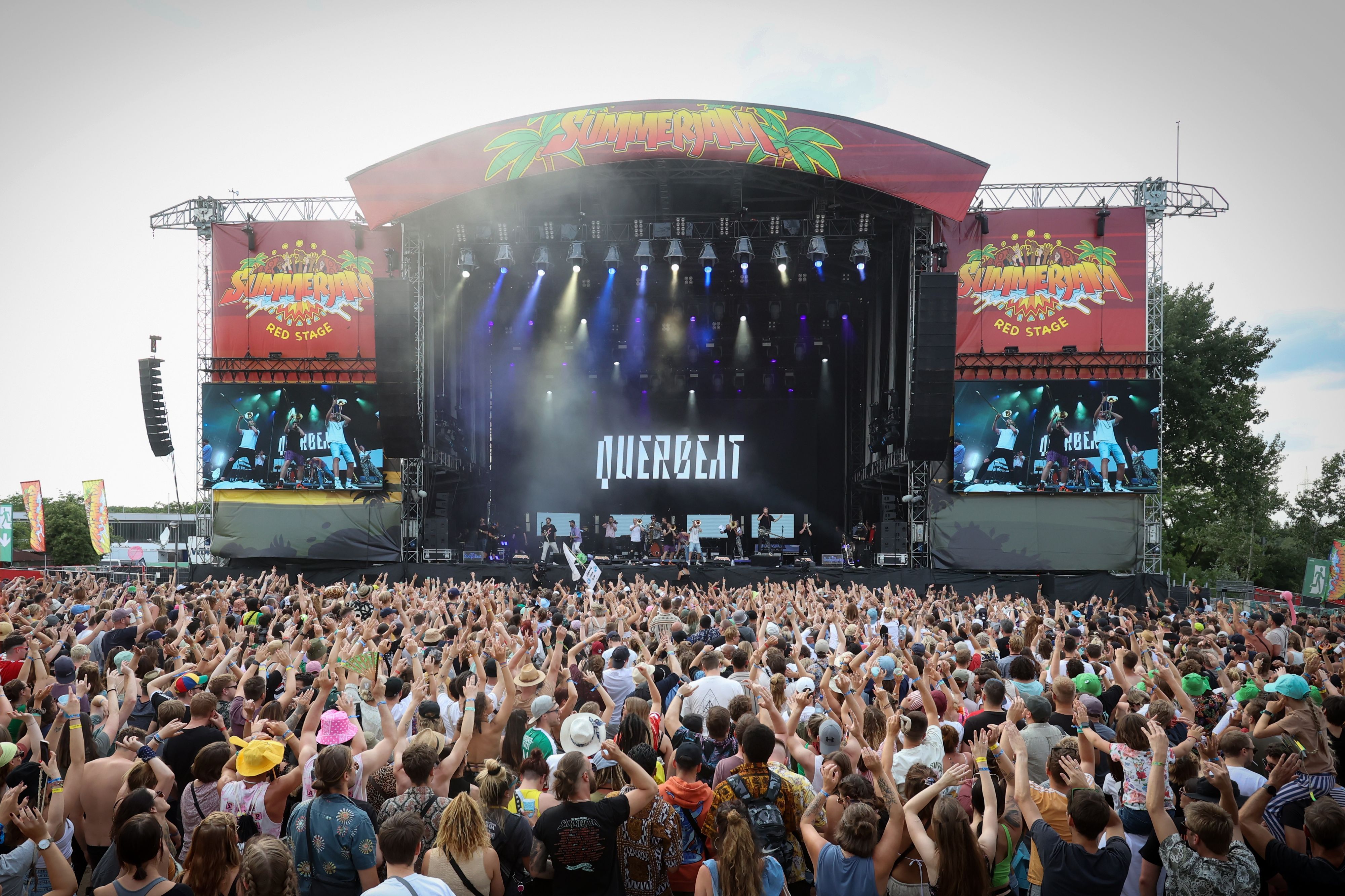 Menschenmenge vor einer Bühne beim Summerjam-Festival