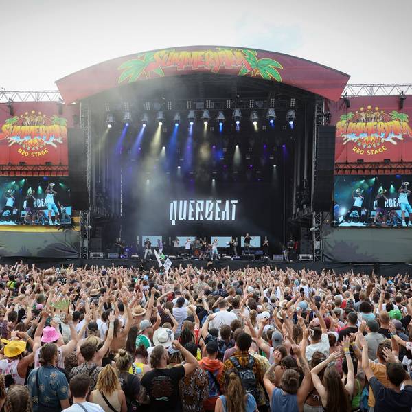Menschenmenge vor einer Bühne beim Summerjam-Festival