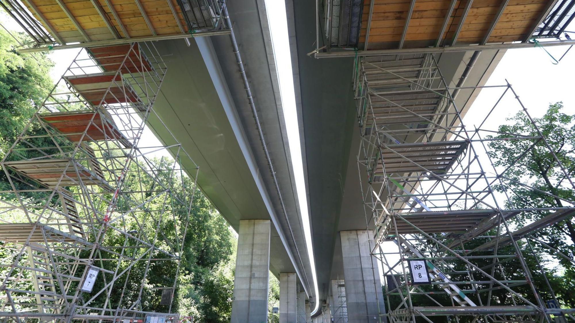 Ein Baustellenstellengerüst an der gesperrten Drachenbrücke der B 42 in Könisgwinter.