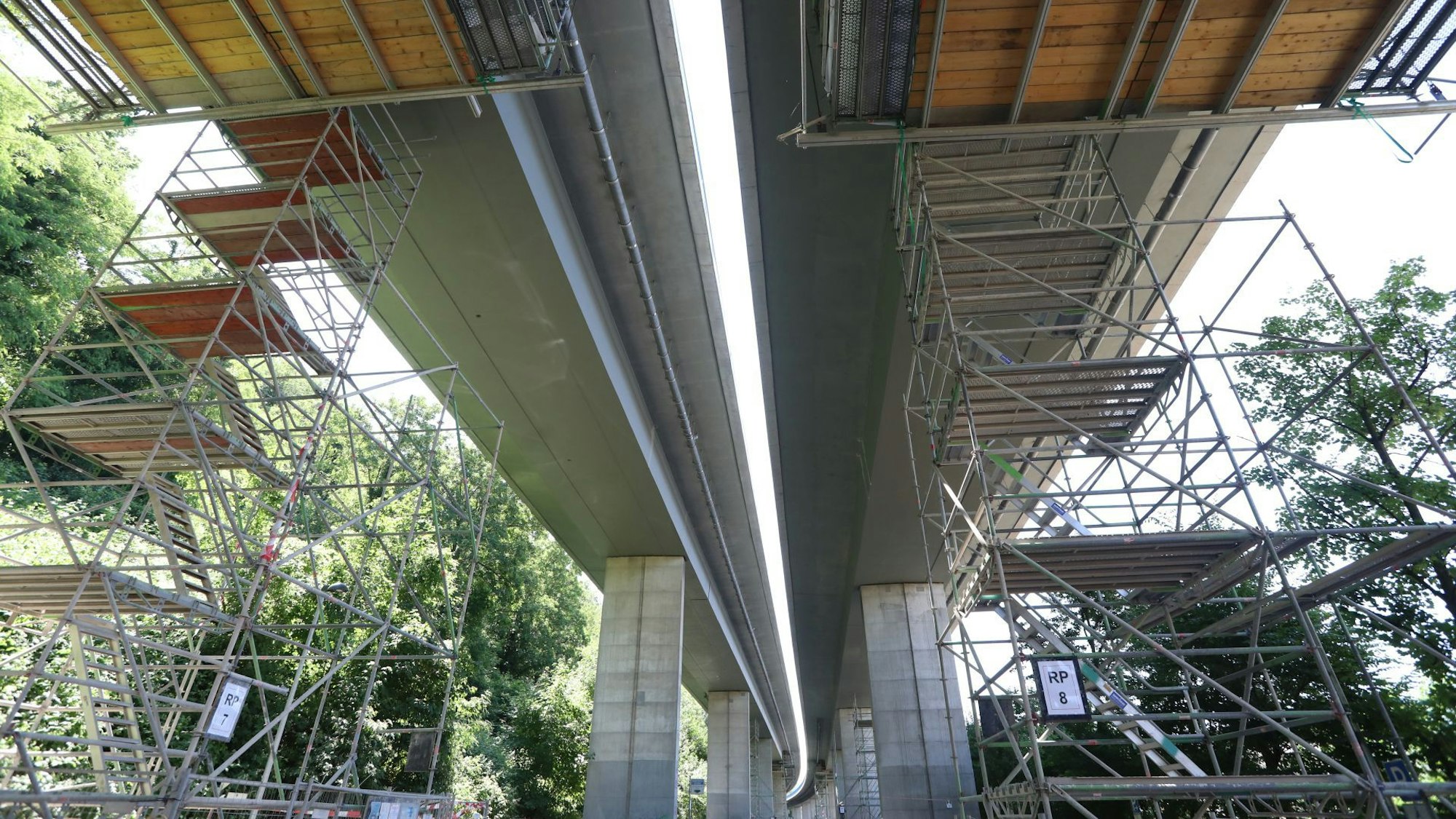 Ein Baustellenstellengerüst an der gesperrten Drachenbrücke der B 42 in Könisgwinter.