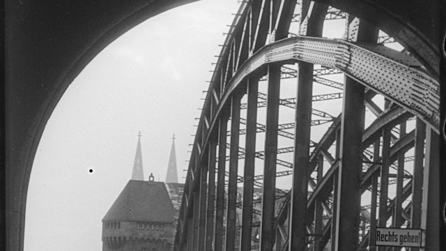 Männer auf der Hohenzollernbrücke 1928
