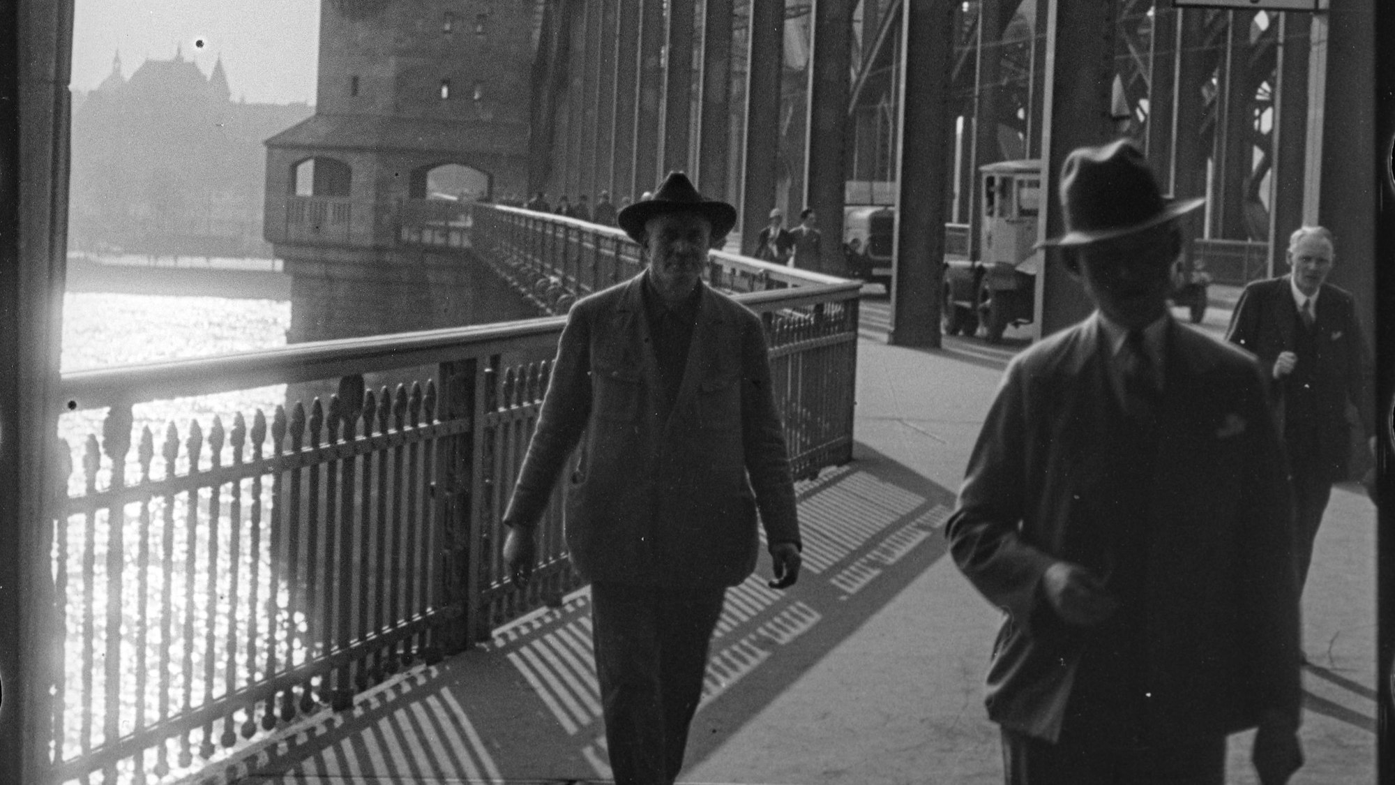 Männer auf der Hohenzollernbrücke 1928