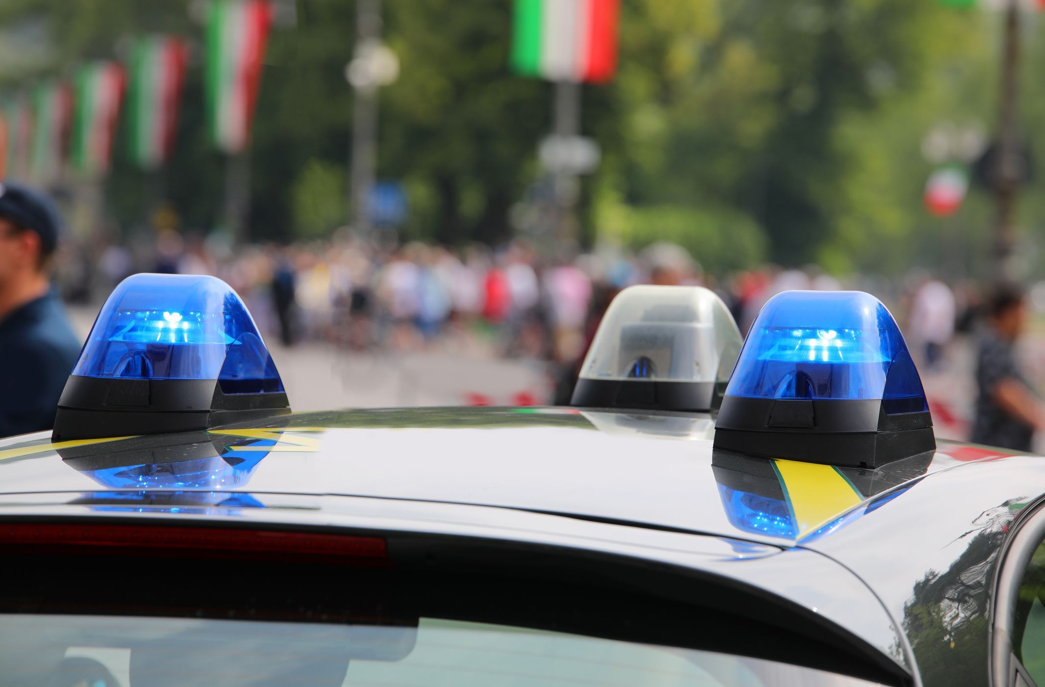 Die Warnleuchten auf einem italienischen Polizeiauto.
