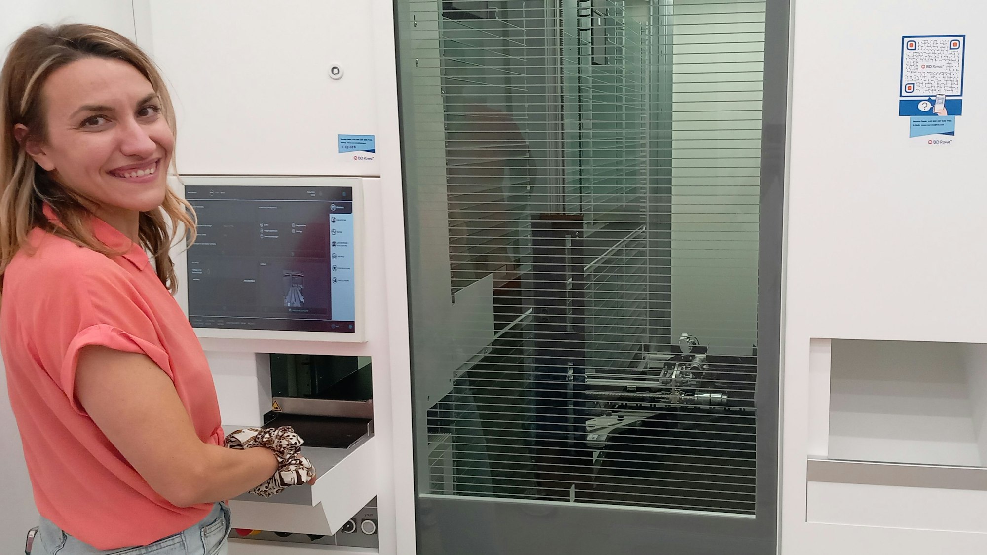 Dr. Maissun Al-Kaddah führt den Kommissionierer in der Frohnhofapotheke am Fronhof vor, deren Teilhaberin sie ist. Das Gerät holt automatisch Arzneimittel aus dem Speicher. Apothekerschränke gibt es nicht mehr.