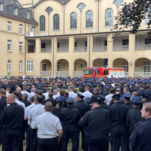Gedenkfeier für die getöteten Feuerwehrleute auf dem Gelände des Steyler Klosters in Sankt Augustin.