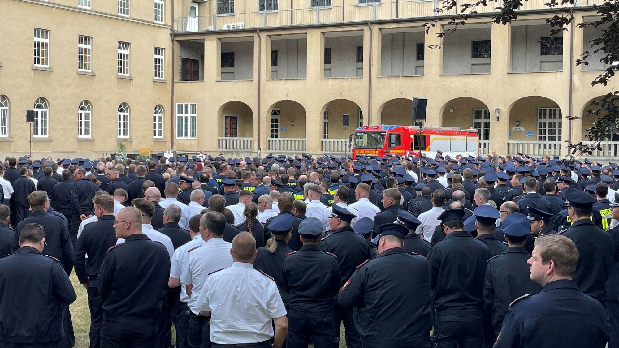 Gedenkfeier für die getöteten Feuerwehrleute auf dem Gelände des Steyler Klosters in Sankt Augustin.
