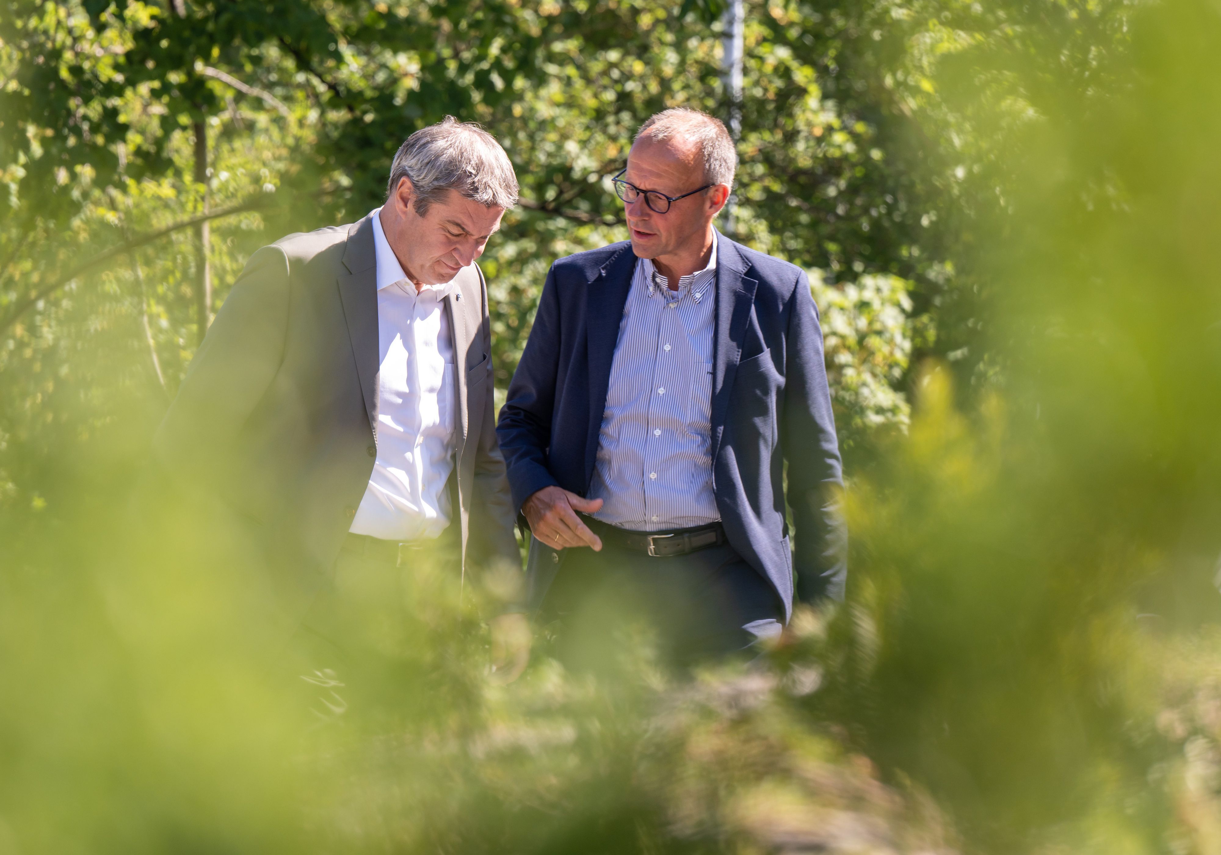 Markus Söder, (l, CSU) Ministerpräsident von Bayern, und CDU-Bundesvorsitzende Friedrich Merz unterhalten sich bei einem Termin in Bayern. (Symbolbild)
