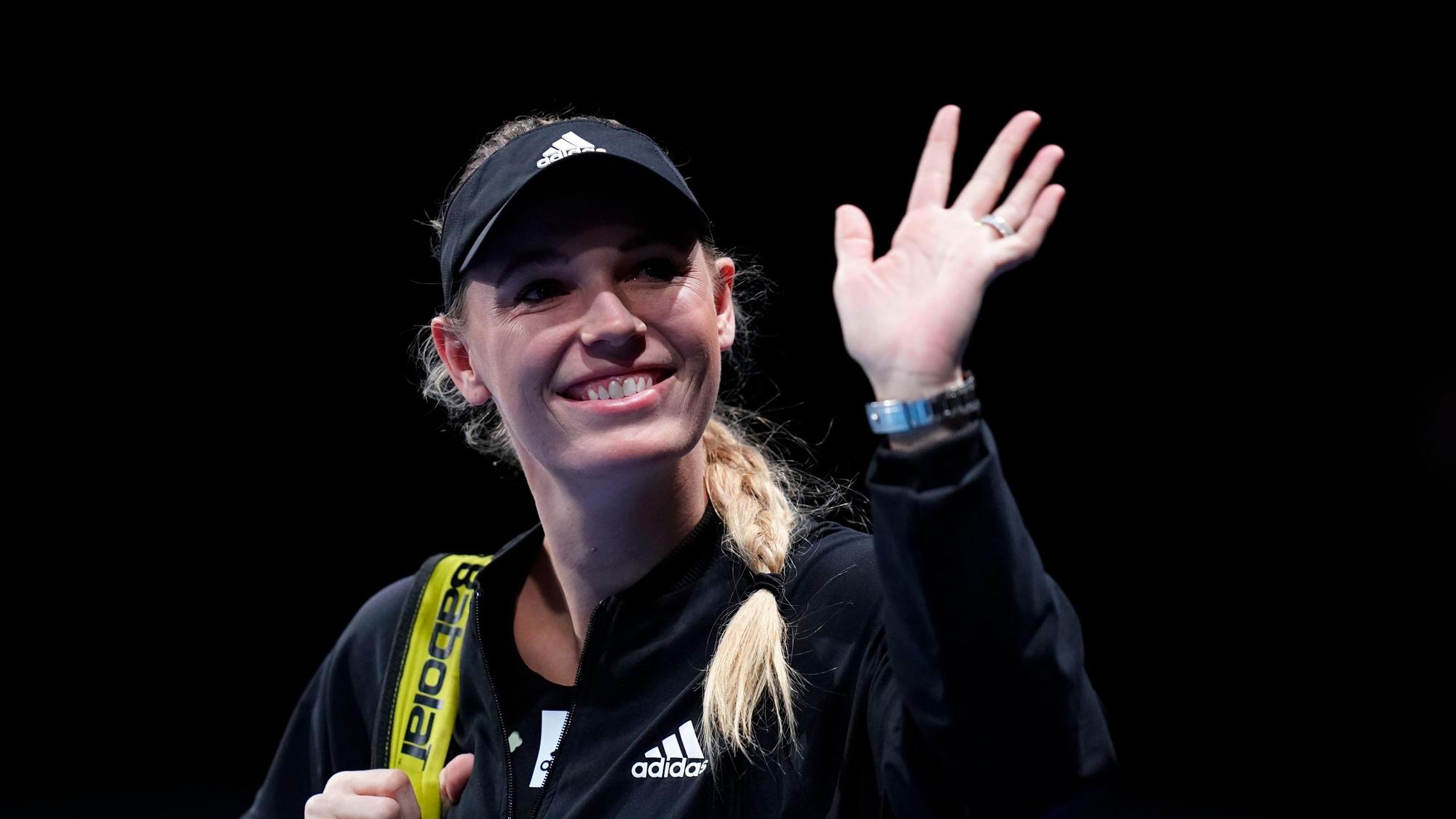 Caroline Wozniacki winkt den Fans vor dem Spiel.