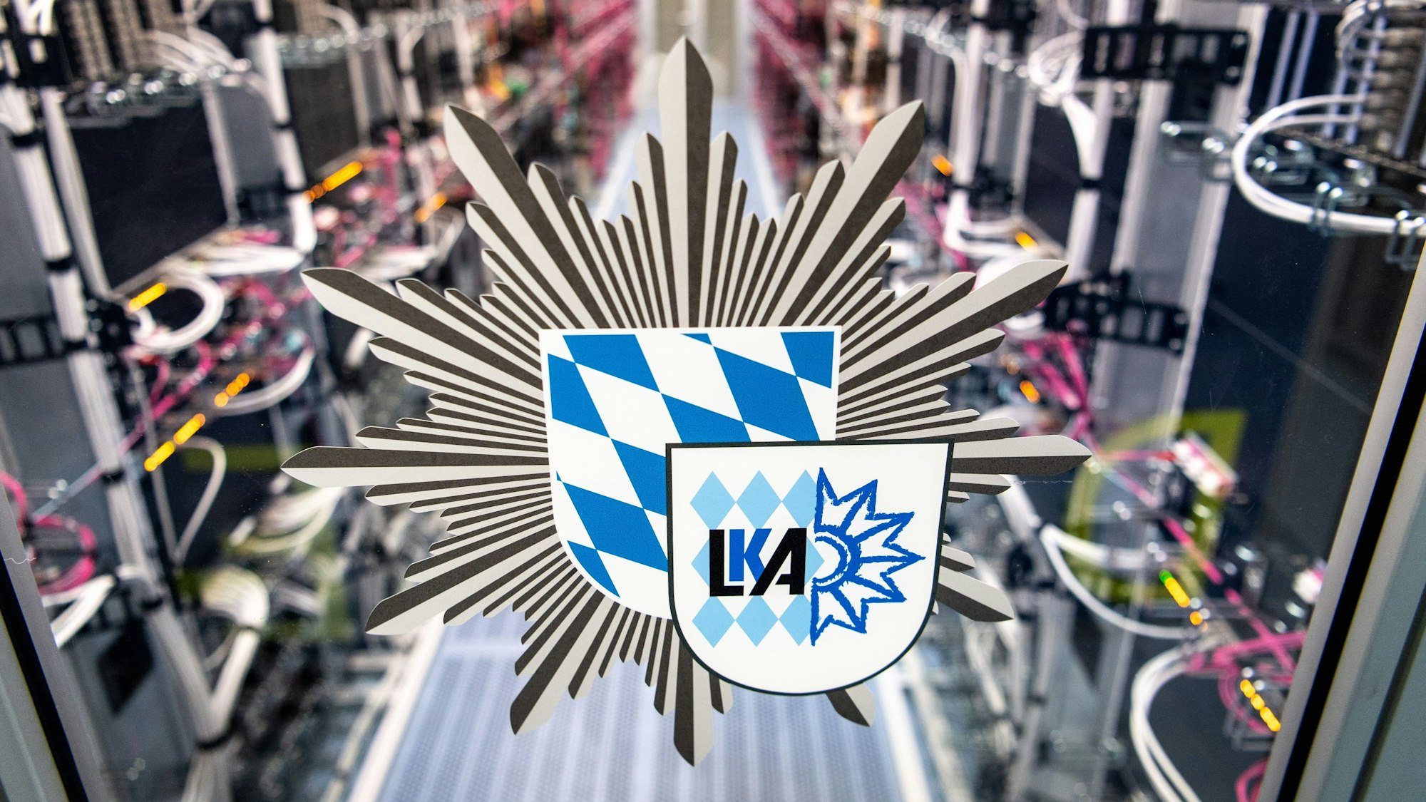 Das Logo vom bayerischen Landeskriminalamt ist an der Tür zu einem Serverraum in einem Rechenzentrum der Behörde zu sehen. (Archivbild)