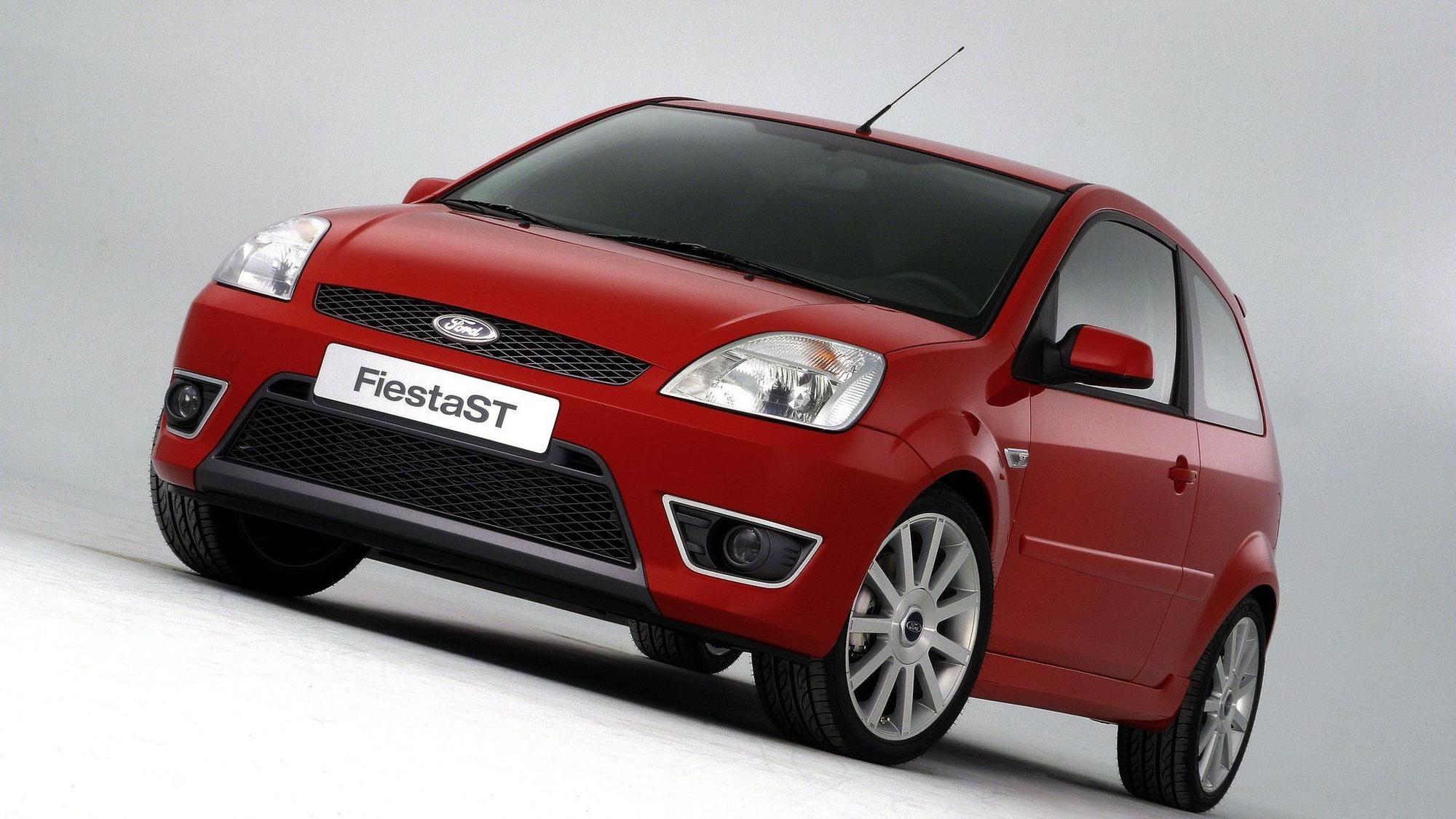 Offener Kühlergrill und tief heruntergezogener Stoßfänger - der Ford Fiesta ST ist sportlicher ausgelegt als das Basismodell des Kleinwagens.