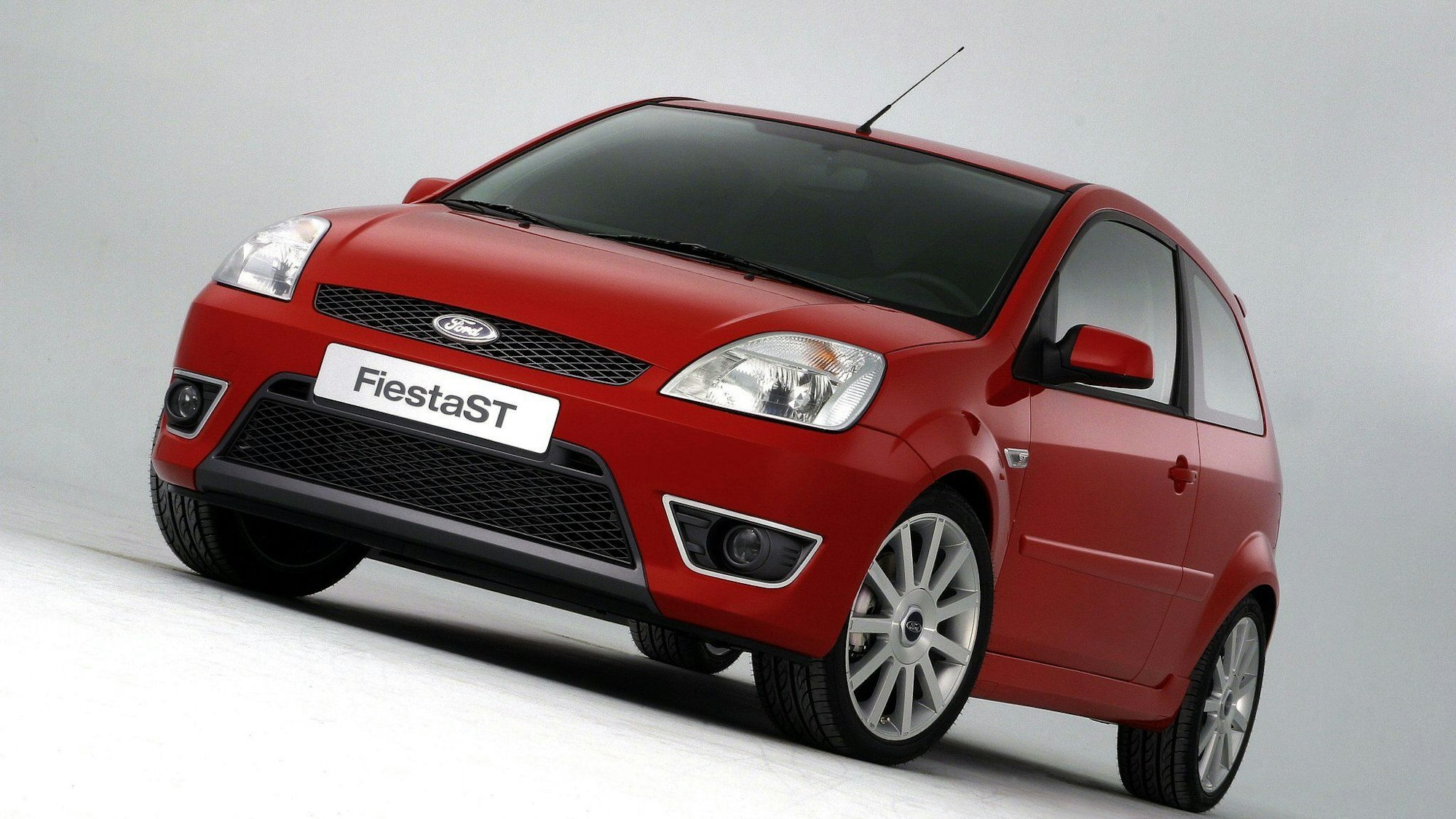 Offener Kühlergrill und tief heruntergezogener Stoßfänger - der Ford Fiesta ST ist sportlicher ausgelegt als das Basismodell des Kleinwagens.