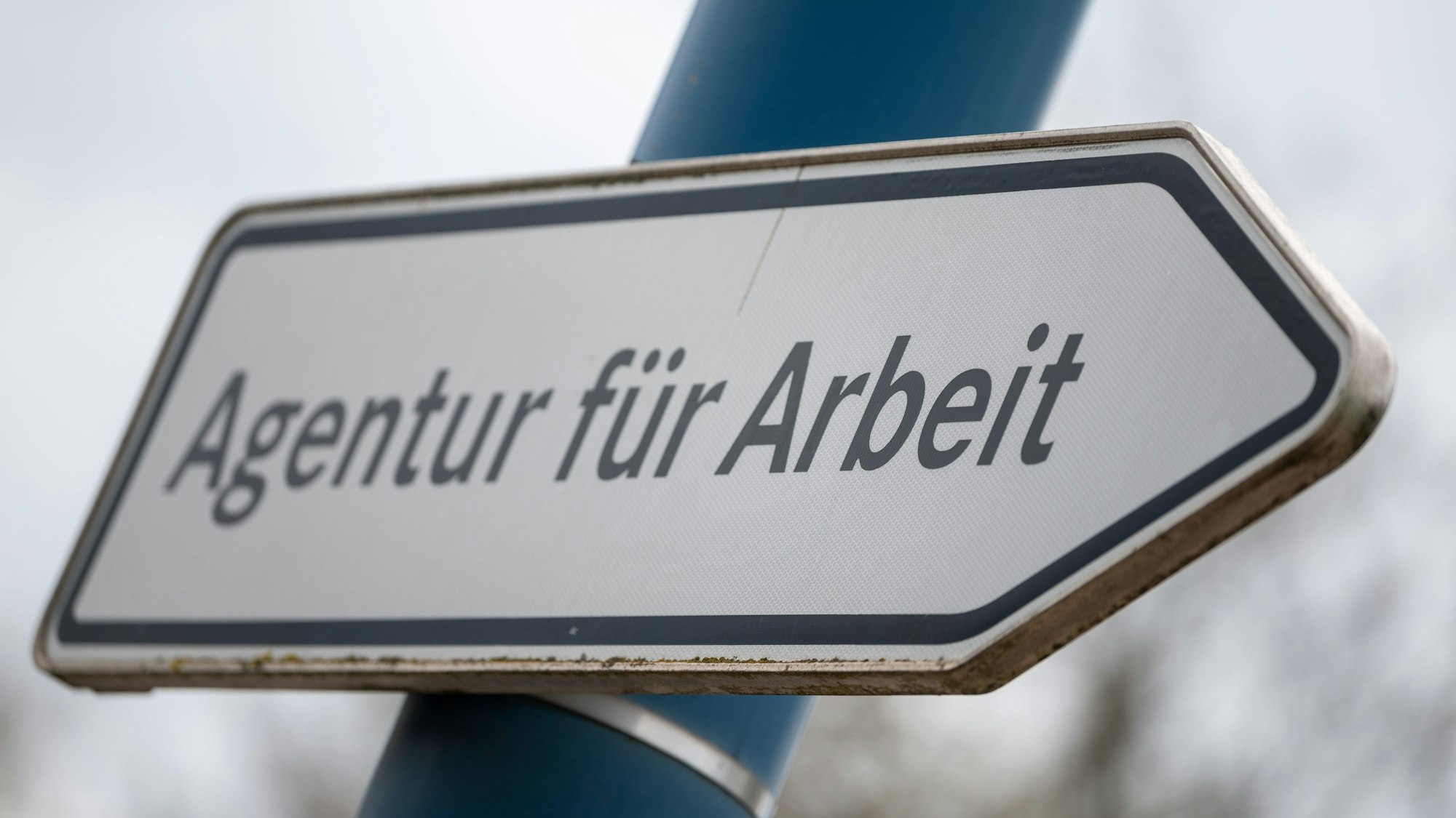 „Agentur für Arbeit“ steht auf einem Wegweiser.