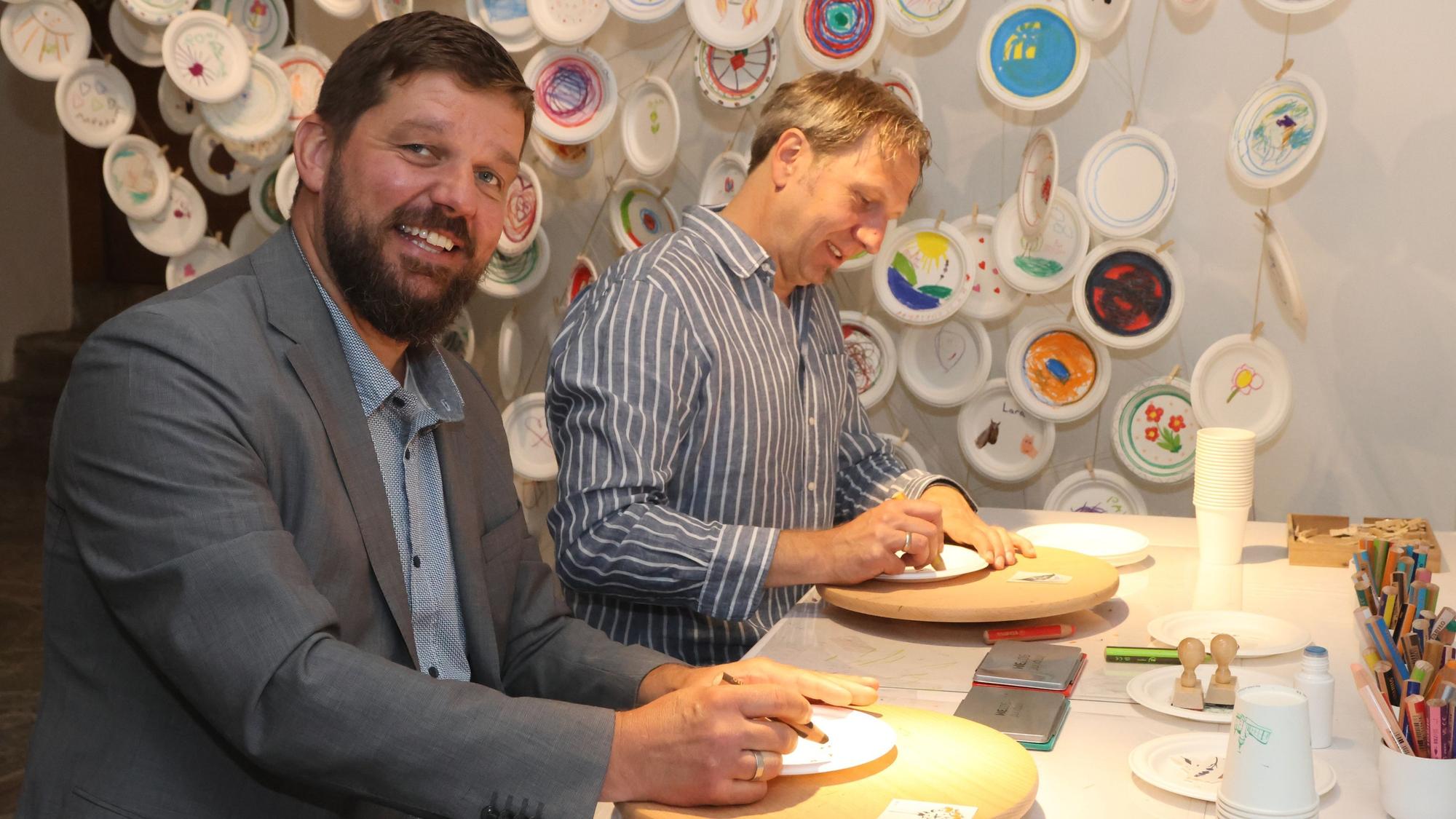 Felix Ammann und Steffen Müller bemalen Teller.