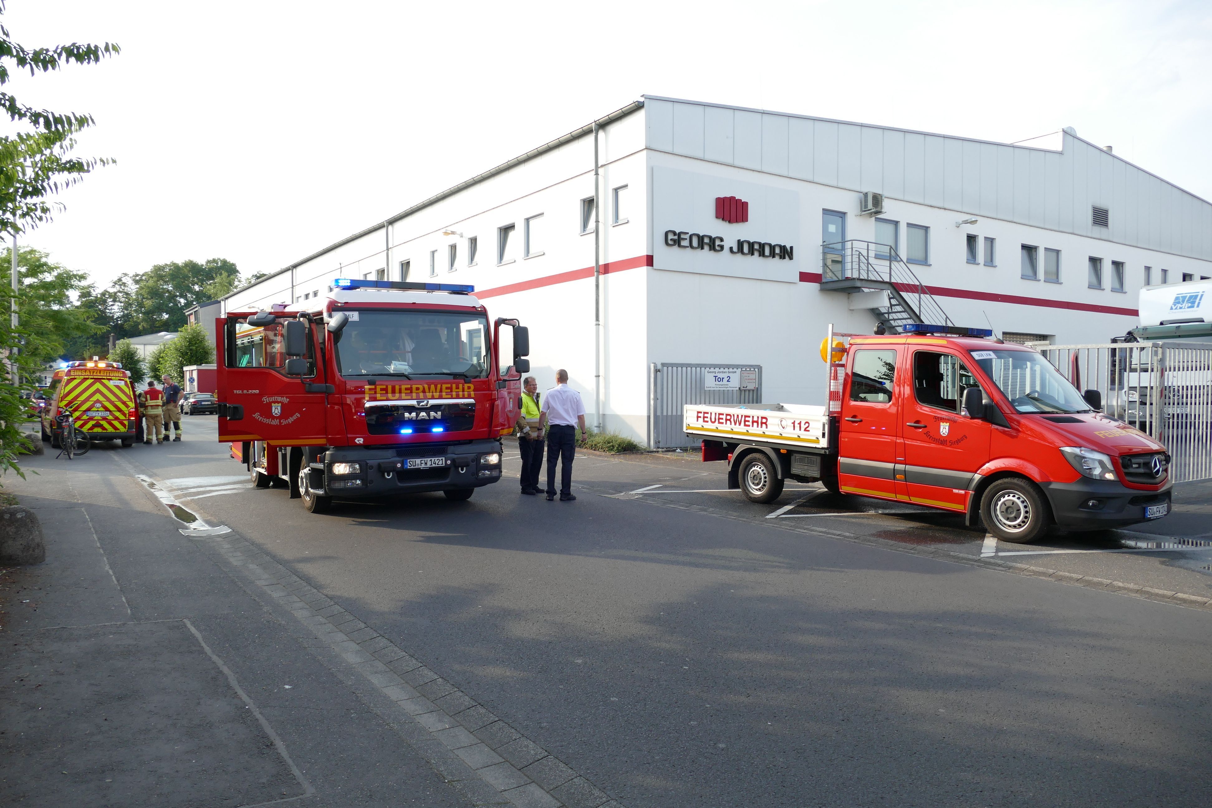 Die Feuerwehr vor der Firma in der Siegburger Industriestraße
