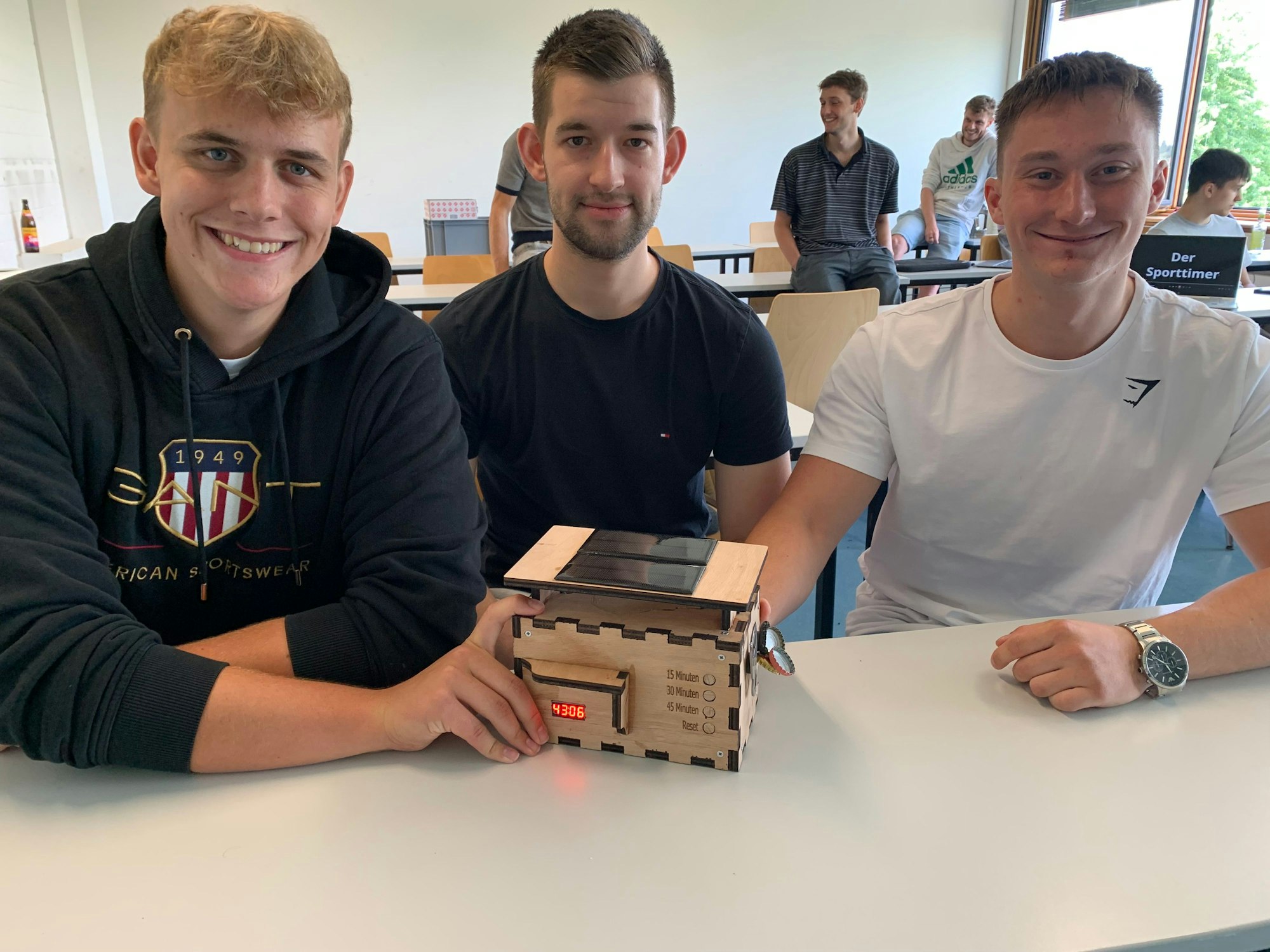 Stolz präsentieren Theo Rieke, Timo Fleischer und Daniel Heer (v.l.) ihren Solartimer. Die drei studieren an der Hochschule Bonn-Rhein-Sieg Maschinenbau.
