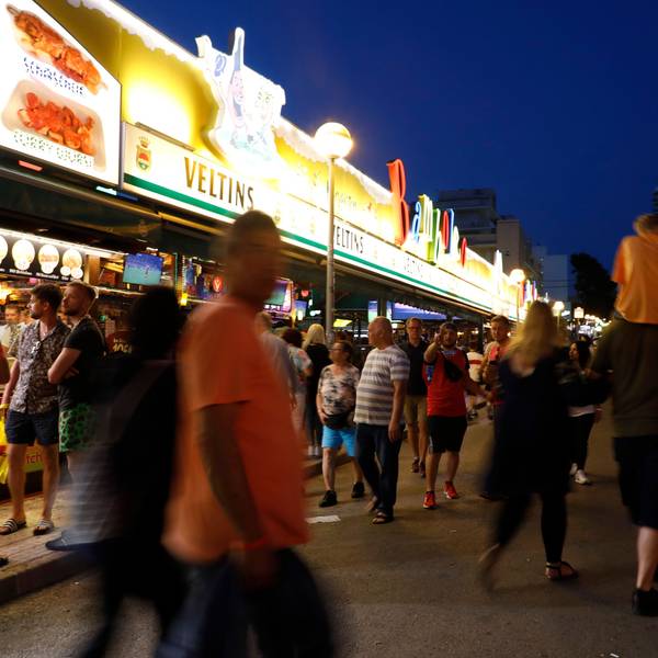 Menschen gehen an der Bar Bamboleo in der Bierstraße am Ballermann vorbei.
