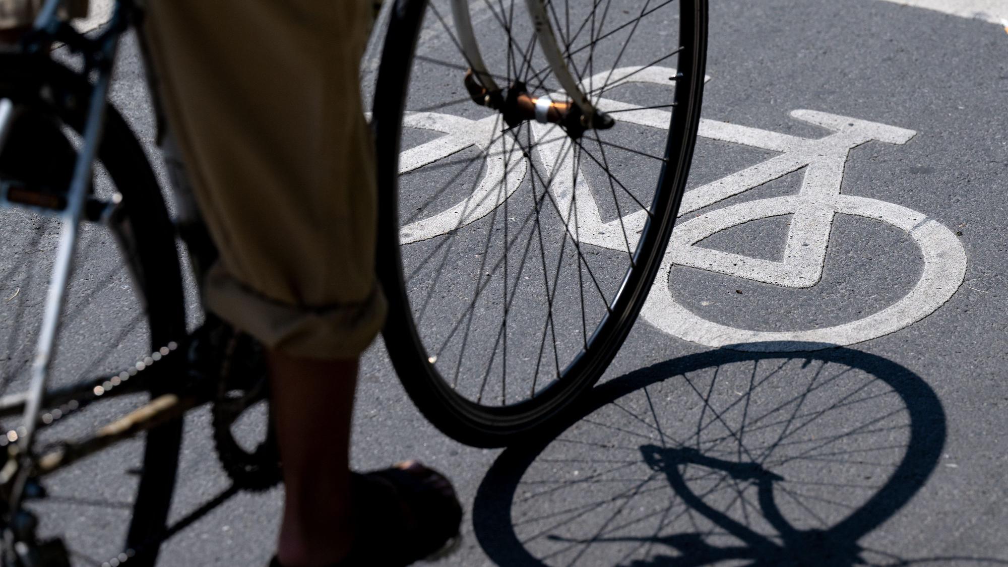 Ein Radfahrer fährt über einen Radweg.