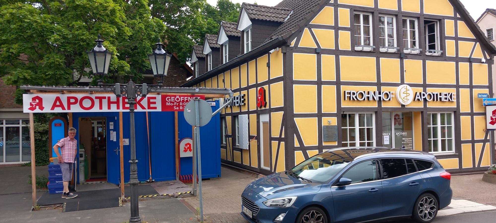 Die Frohnhofapotheke am Fronhof in Swisttal-Heimerzheim ist immer noch auf einen Container angewiesen. Das bereits im 11. Jahrhundert erwähnte Haus wird saniert.