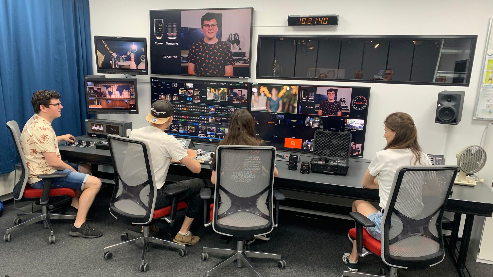 Studierende erstellen einen eigenen Film im Filmstudio der Hochschule Bonn-Rhein-Sieg.