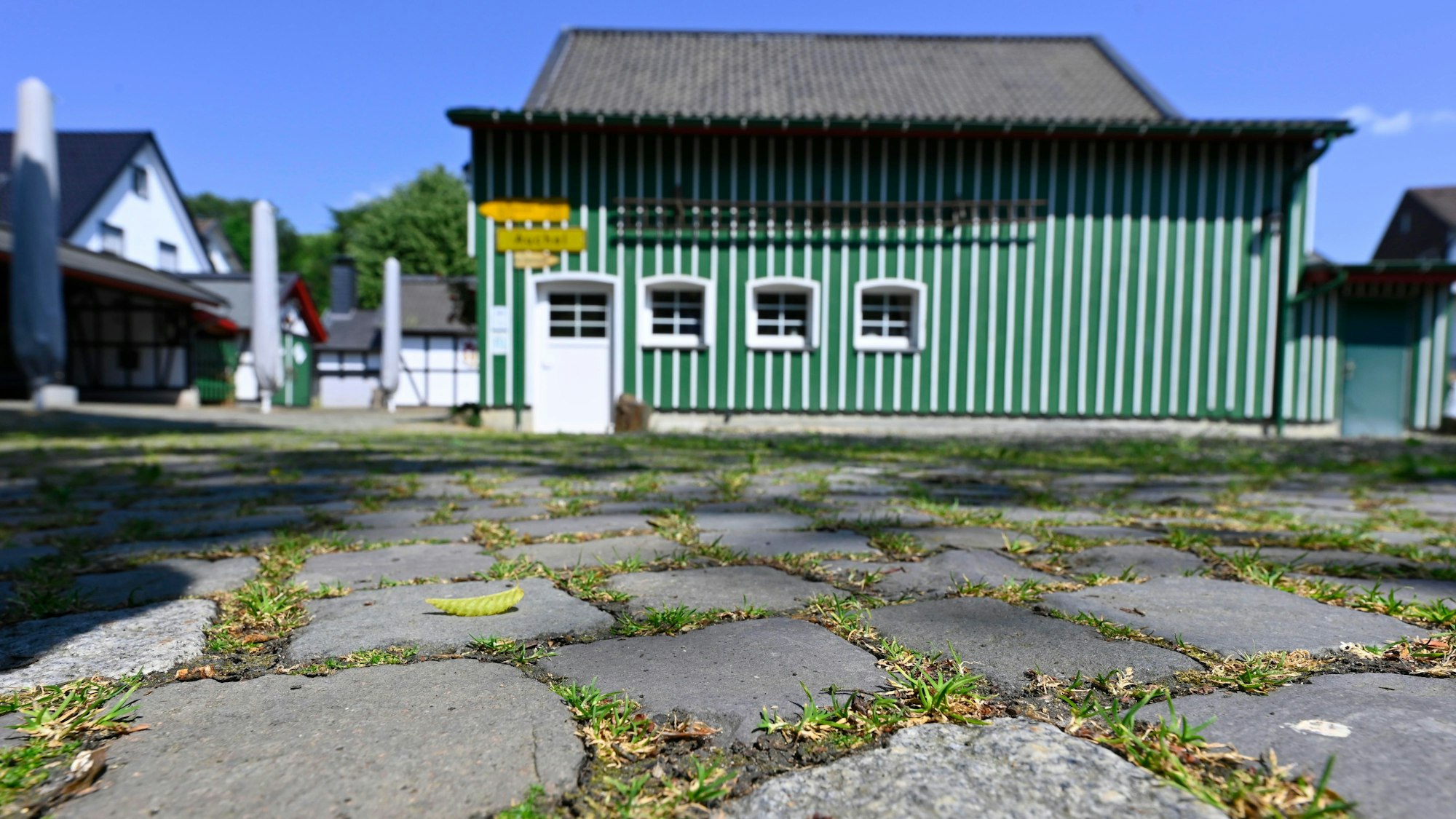 Das Foto zeigt oberbergisches Pflaster vor dem Bauernhofmuseum in Reichshof-Eckenhagen.