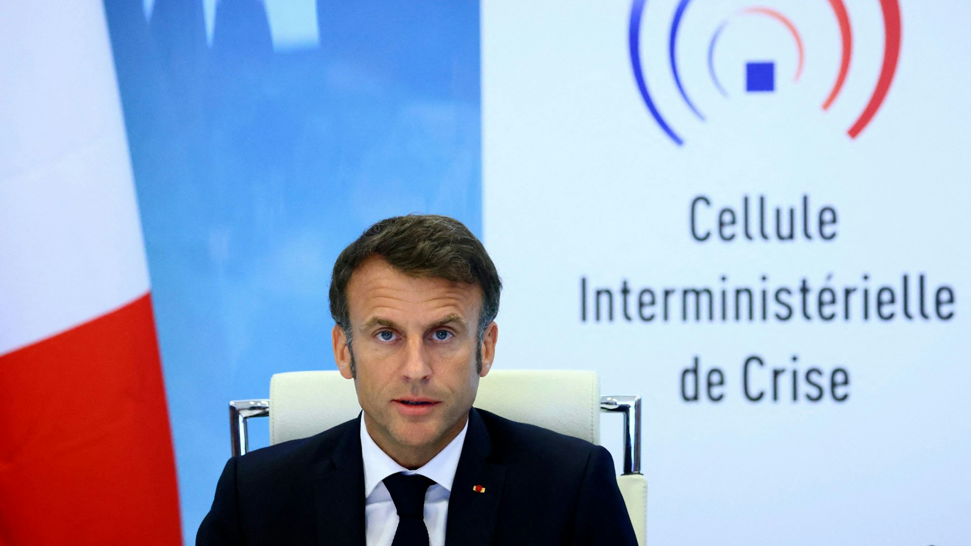 Emmanuel Macron, Präsident von Frankreich, spricht nach einer Dringlichkeitssitzung der Regierung im Innenministerium.