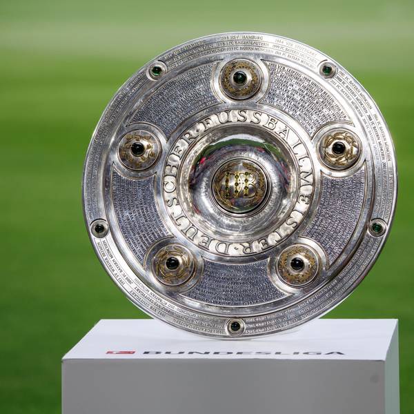 Die Meisterschale ist auf einem Podest zu sehen.