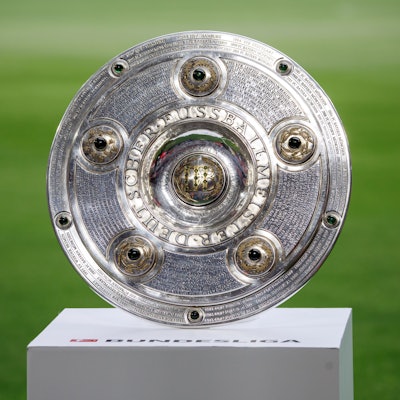 Die Meisterschale ist auf einem Podest zu sehen.