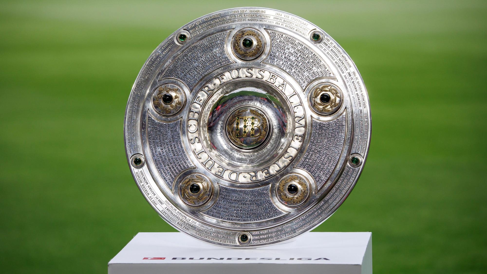 Die Meisterschale ist auf einem Podest zu sehen.