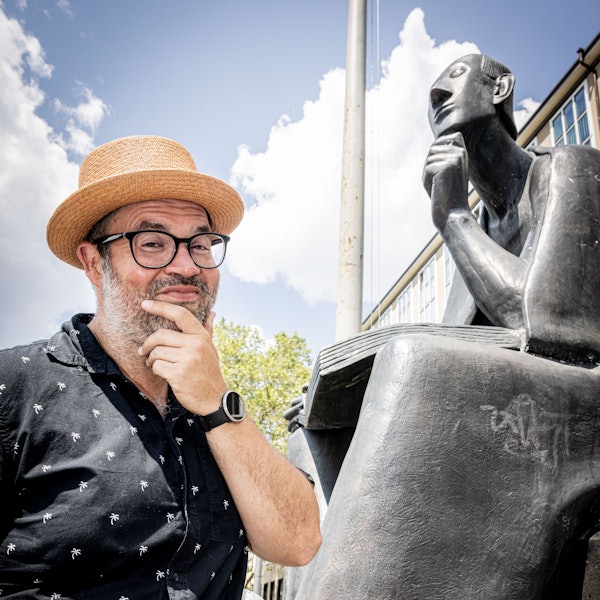 Auch beim Nachdenken verliert Björn Heuser nicht seinen Humor.