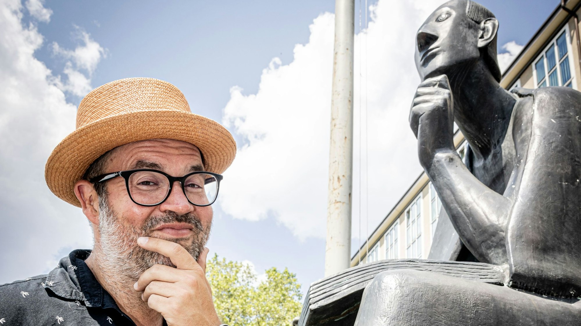 Auch beim Nachdenken verliert Björn Heuser nicht seinen Humor.