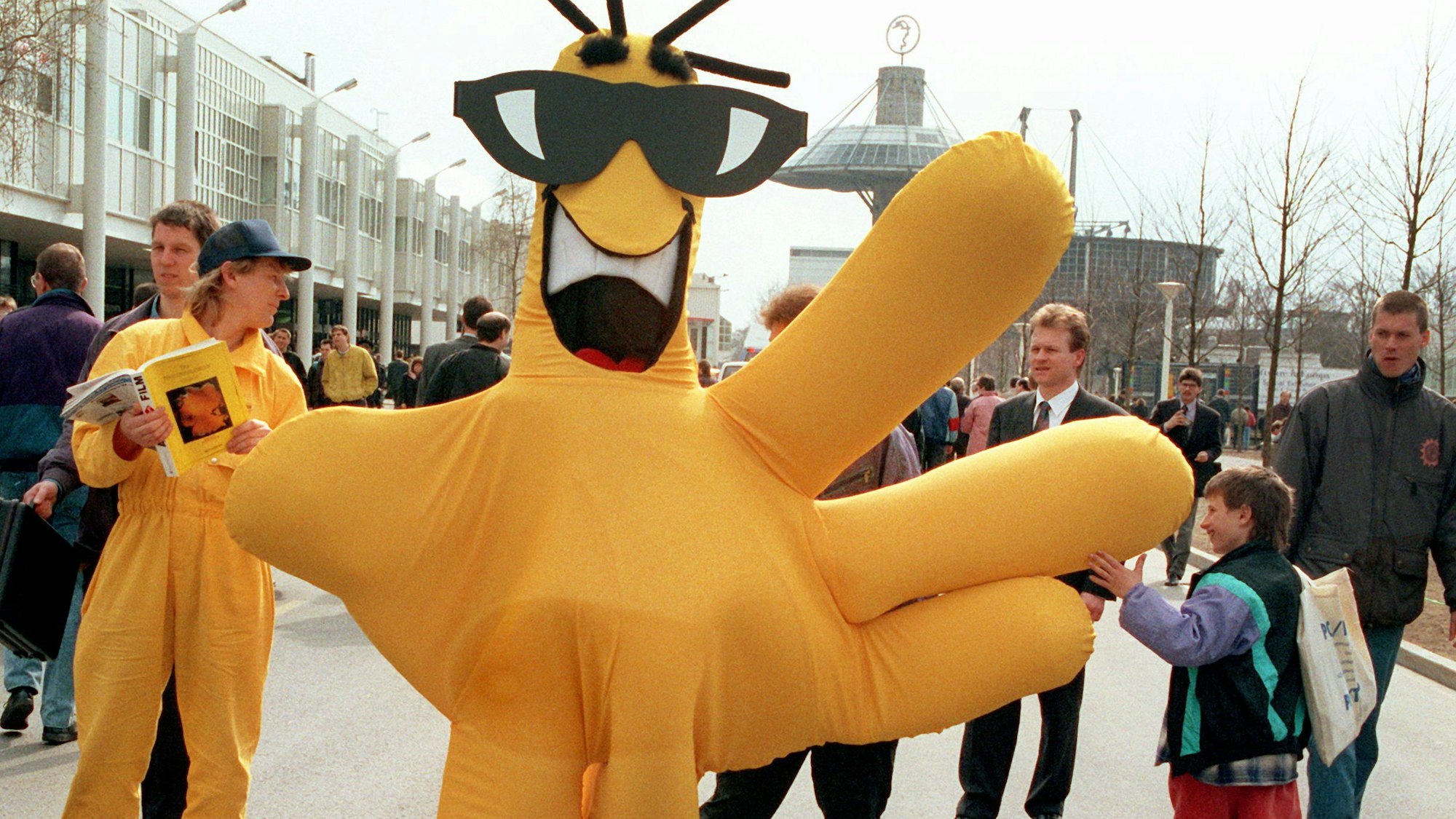 Auf der CeBIT in Hannover (Niedersachsen) wirbt die Post am 29. März 1993 mit der gelben Fingerfigur «Rolf» für die neuen fünfstelligen Postleitzahlen.