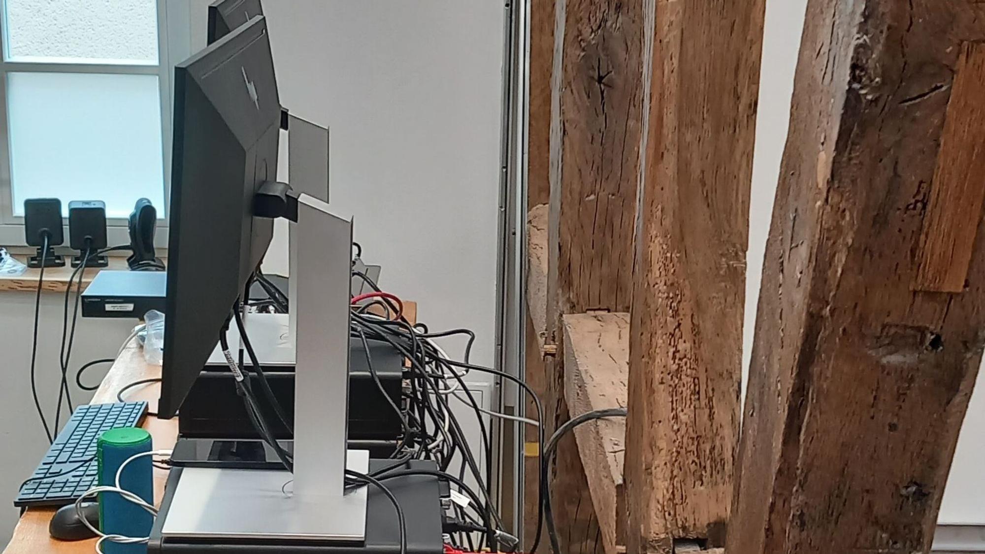 Im Innern der Frohnhofapotheke liegt das historische Fachwerk frei und bildet einen Kontrast zu den Computern für das Back office
