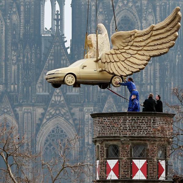 Groß in Szene hat H.A.. Schult den Kleinwagen gesetzt – auf unserem Foto wird sein „Flügelauto“ 2012 zur Restaurierung vom Turm des Zeughauses gehoben.
