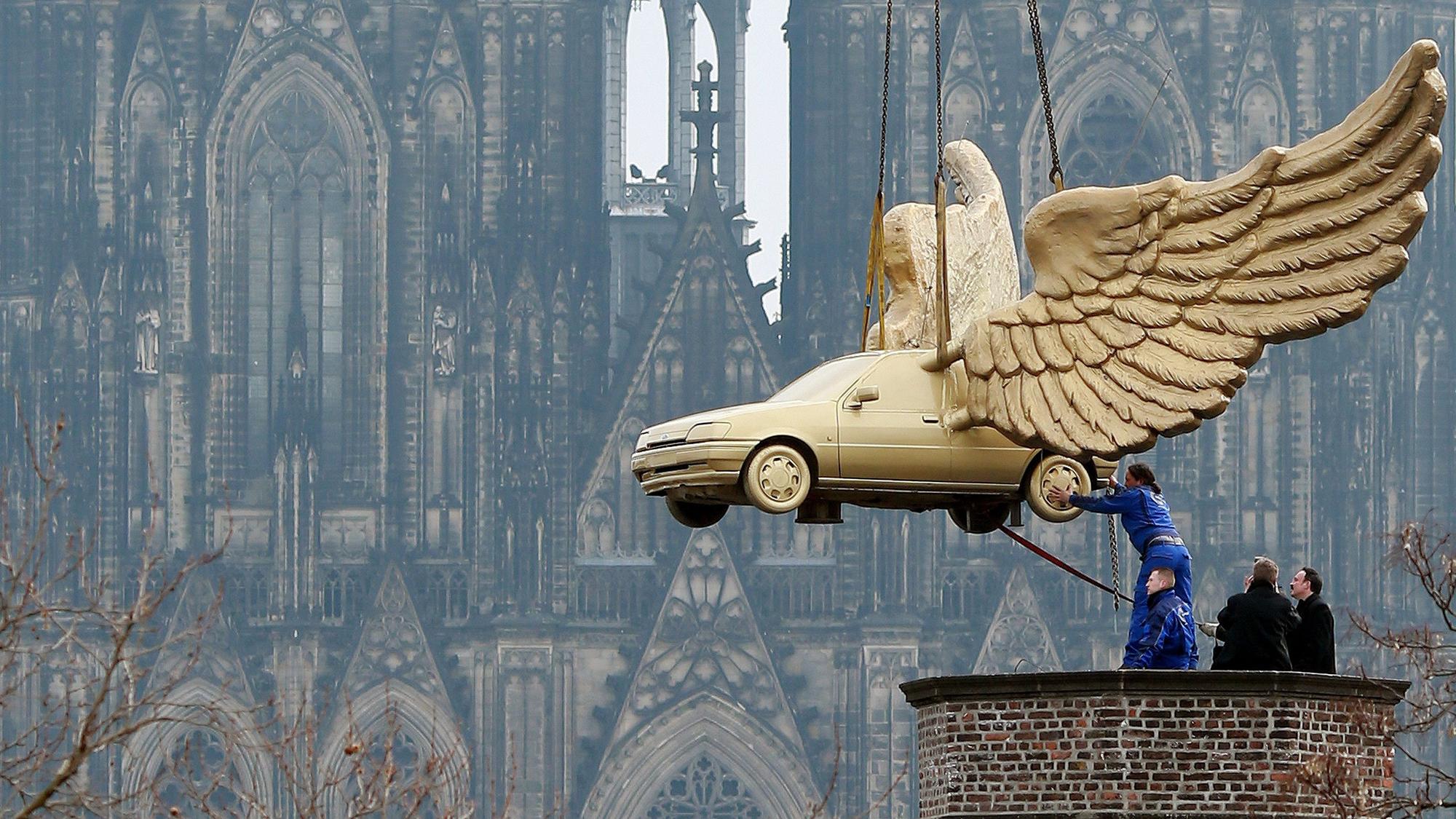 Groß in Szene hat H.A.. Schult den Kleinwagen gesetzt – auf unserem Foto wird sein „Flügelauto“ 2012 zur Restaurierung vom Turm des Zeughauses gehoben.