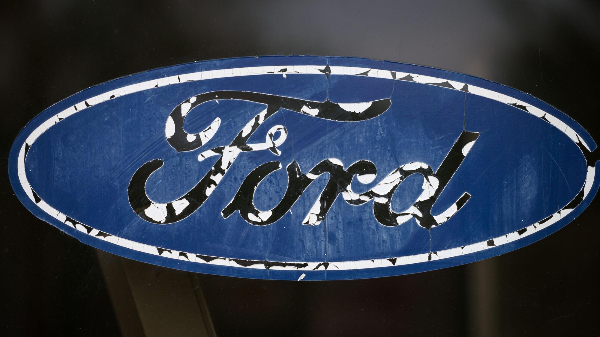 Saarlouis: Bei einem Ford-Logo am Werk Saarlouis blättert die Farbe ab.