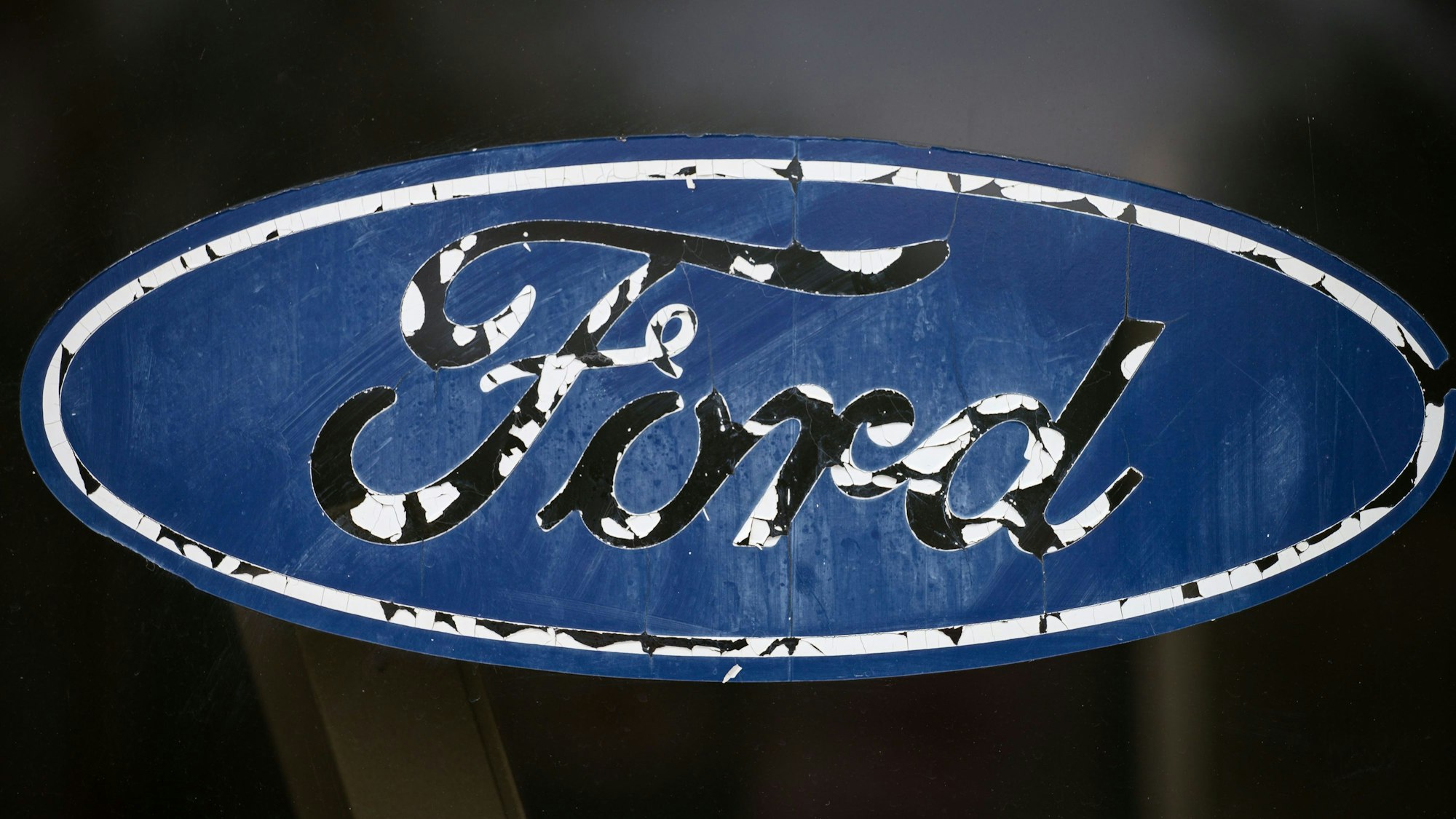 Saarlouis: Bei einem Ford-Logo am Werk Saarlouis blättert die Farbe ab.
