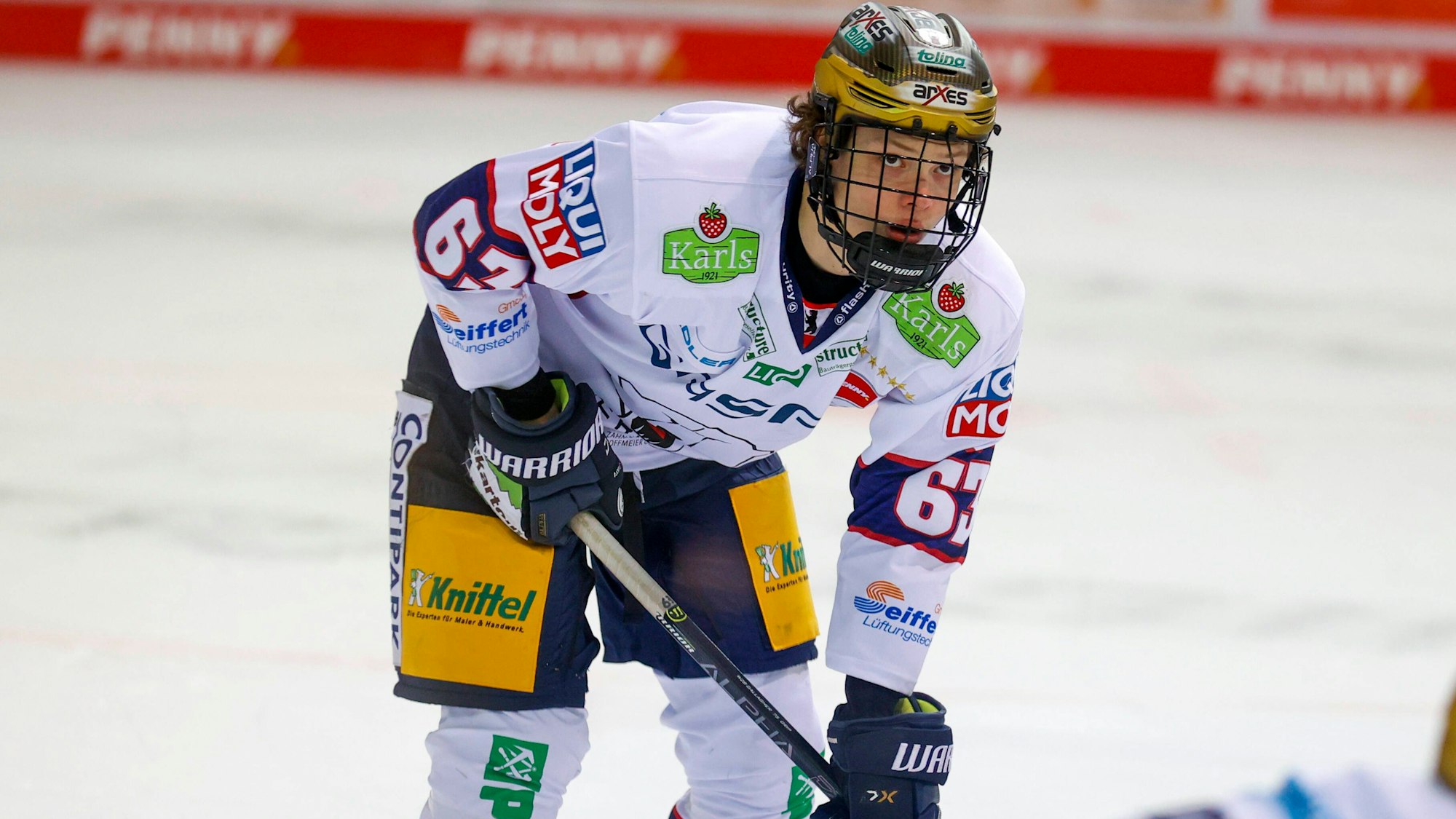 Haakon Hänelt steht auf dem Eis.