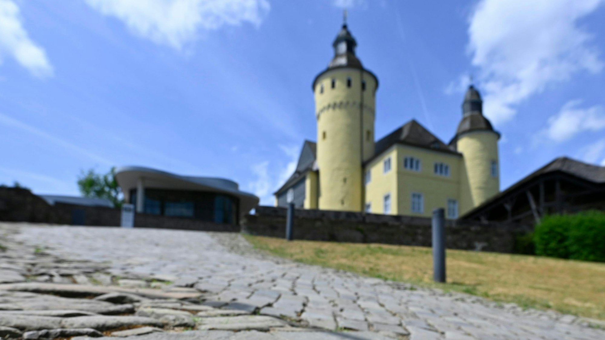 Das Foto zeigt oberbergisches Pflaster vor Schloss Homburg in Nümbrecht.