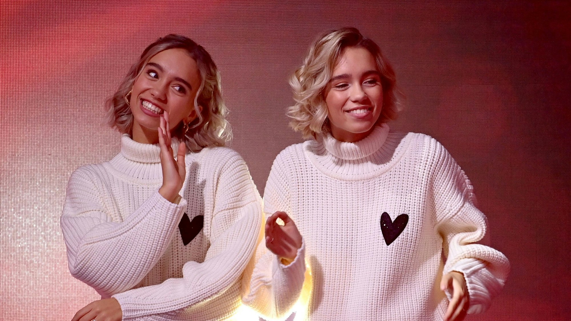 Influencer Lisa und Lena Mantler bei der TV-Spendengala „Ein Herz für Kinder“ auf der Bühne. (Archivbild)