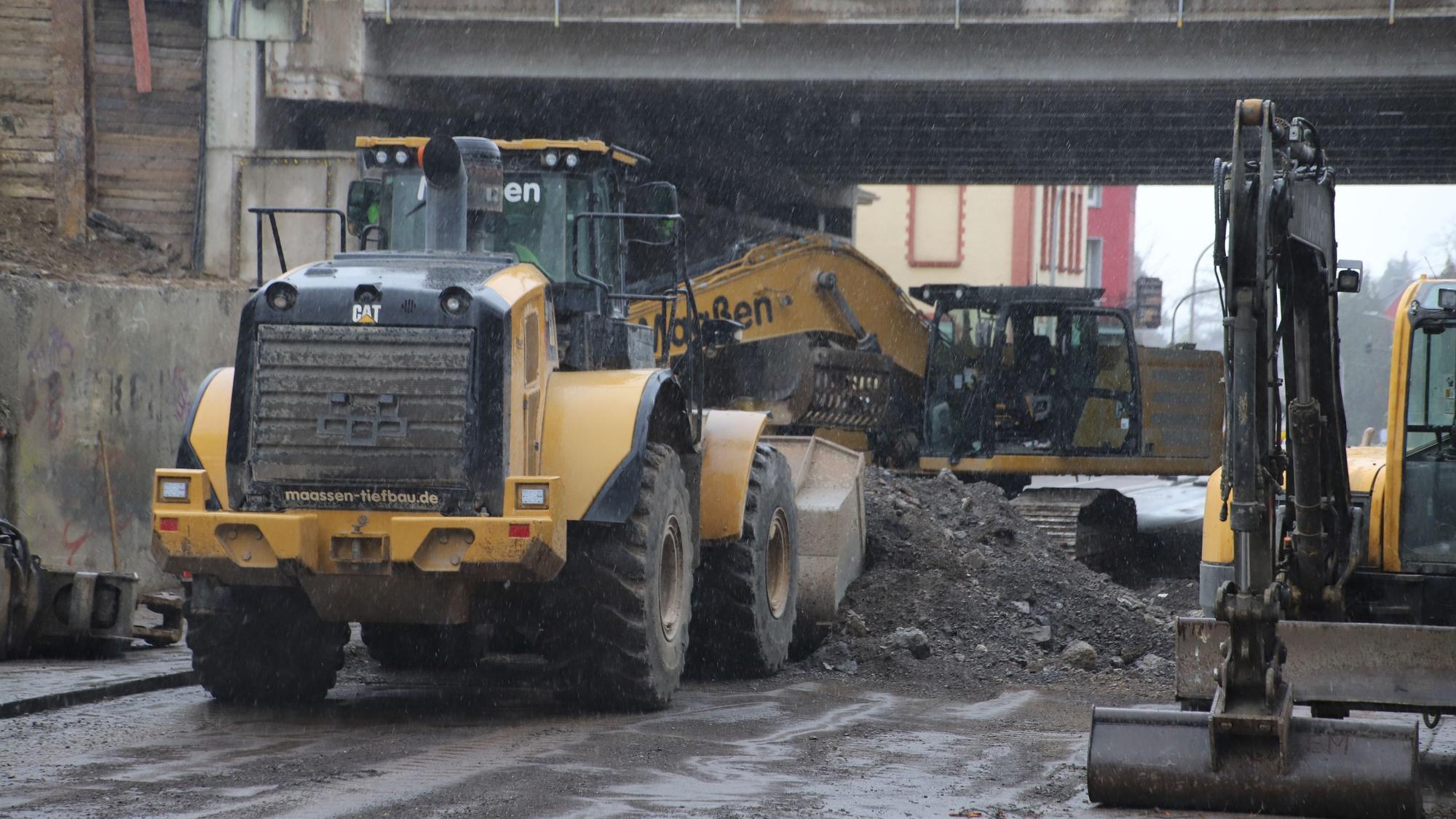 Ein Bagger der Firma Maaßen beim Abriss der Autobahnbrücke der A3 über der Zeithstraße.