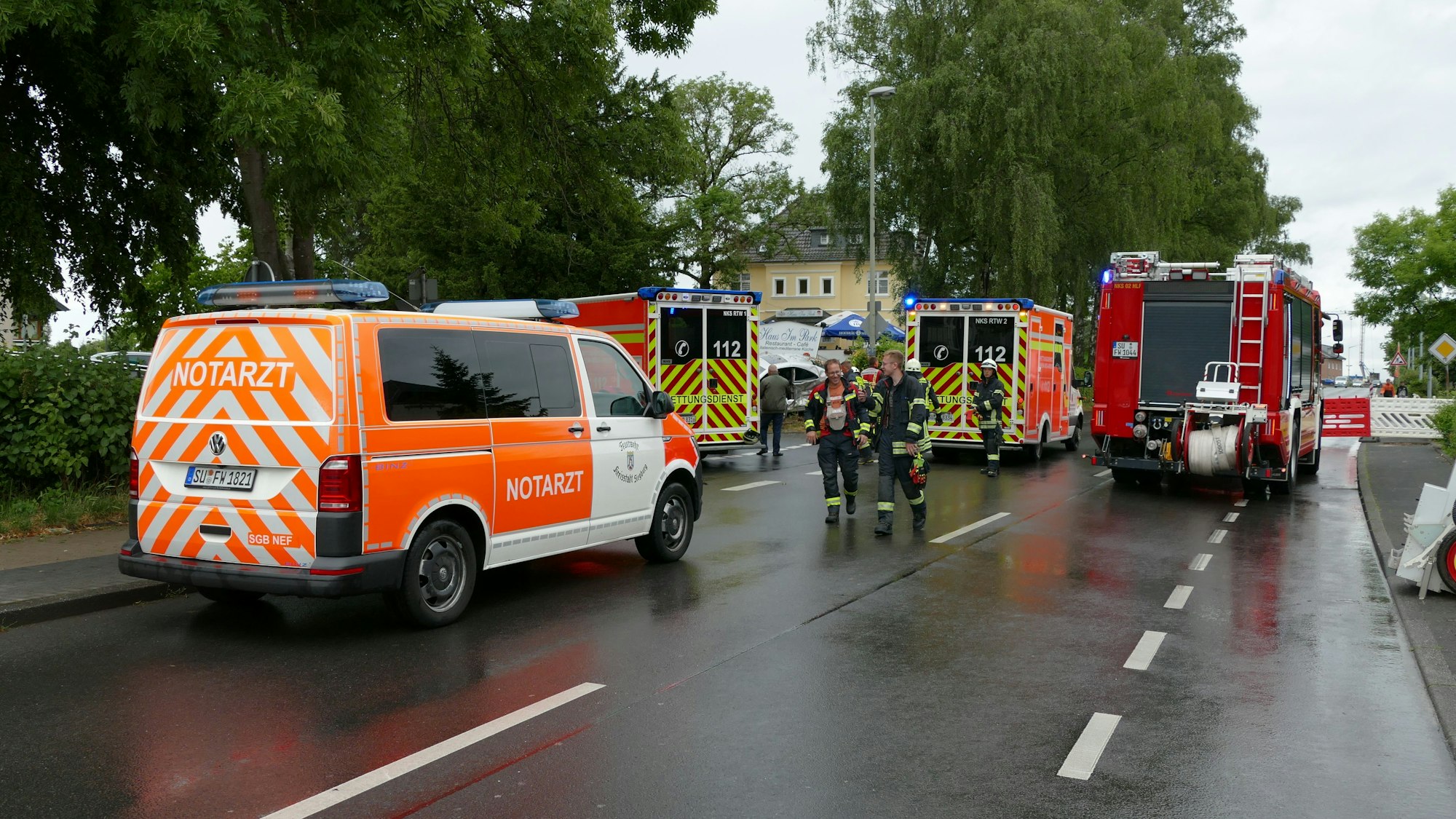 Feuerwehr und Rettungsdienst waren zum Unglücksort geeilt.