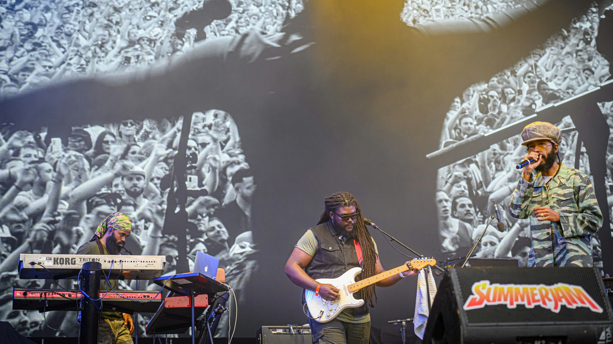 Beim Auftritt von Protoje wird auf der großen Leinwand im Hintergrund auch mal das Publikum gezeigt.