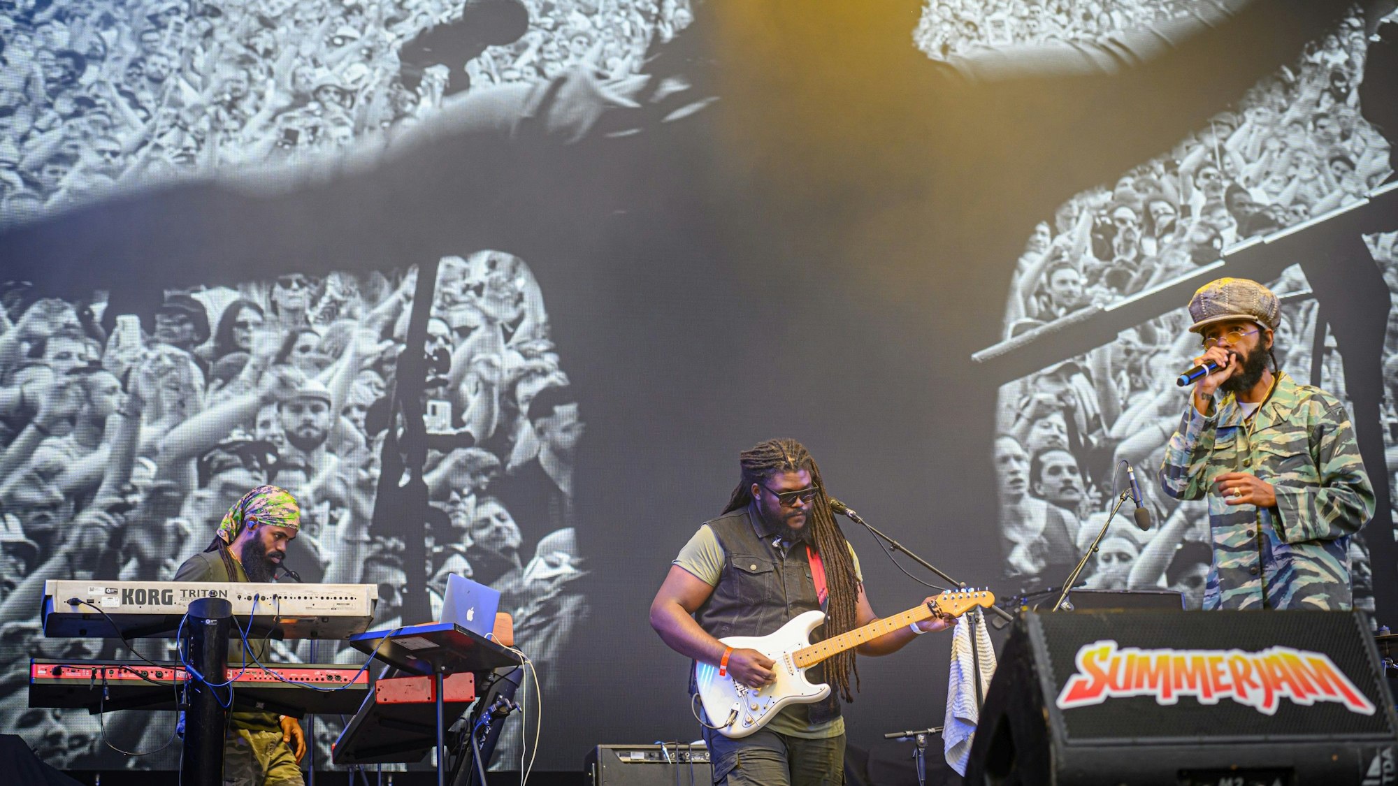 Beim Auftritt von Protoje wird auf der großen Leinwand im Hintergrund auch mal das Publikum gezeigt.