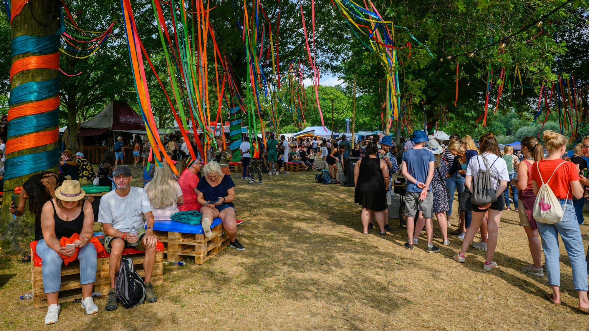 In verschiedenen Bäumen hängen bunte Luftschlangen, die dem Areal einen besonderen Anstrich verleihen.