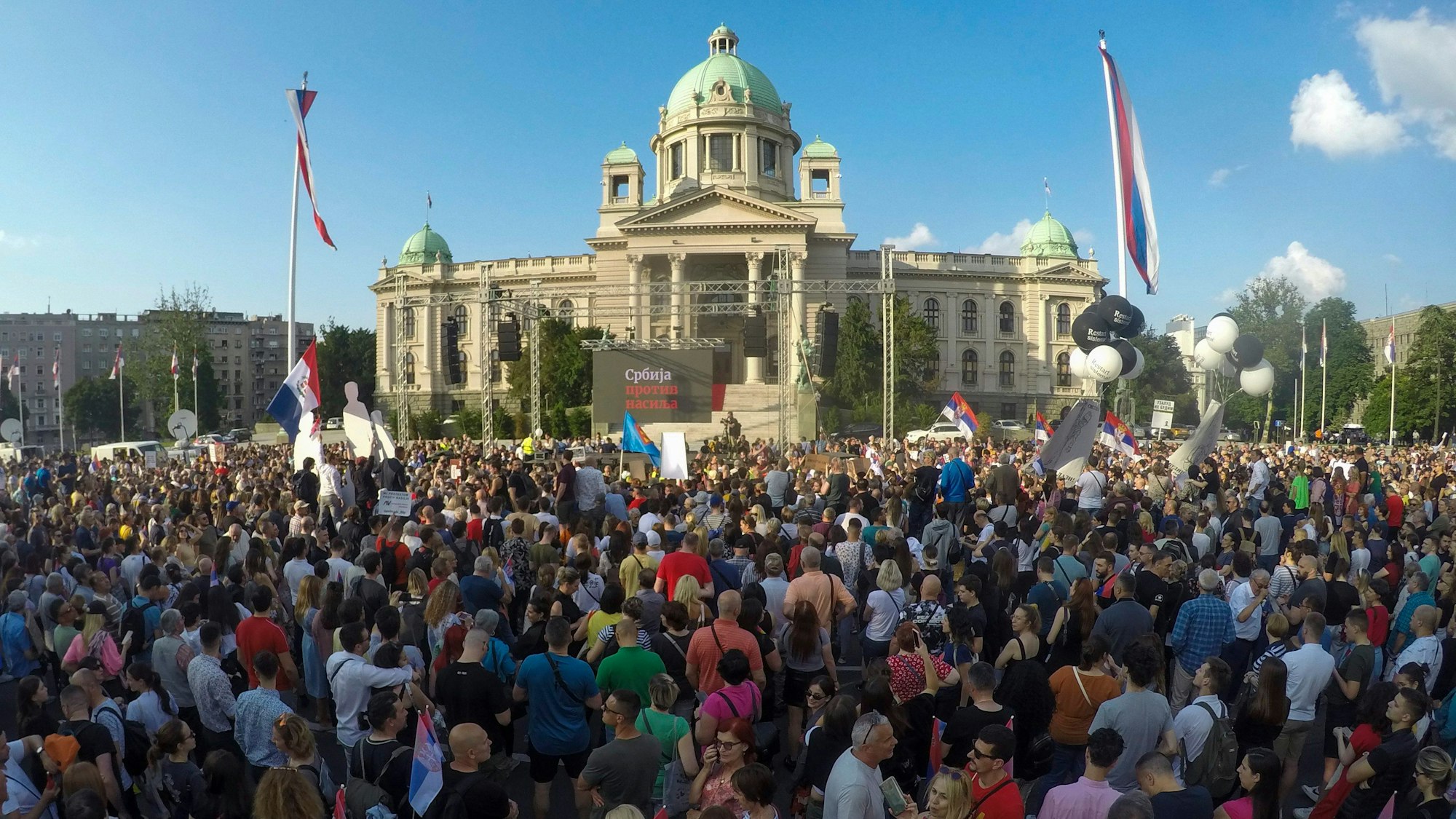 Menschen nehmen an einer Demonstration teil.