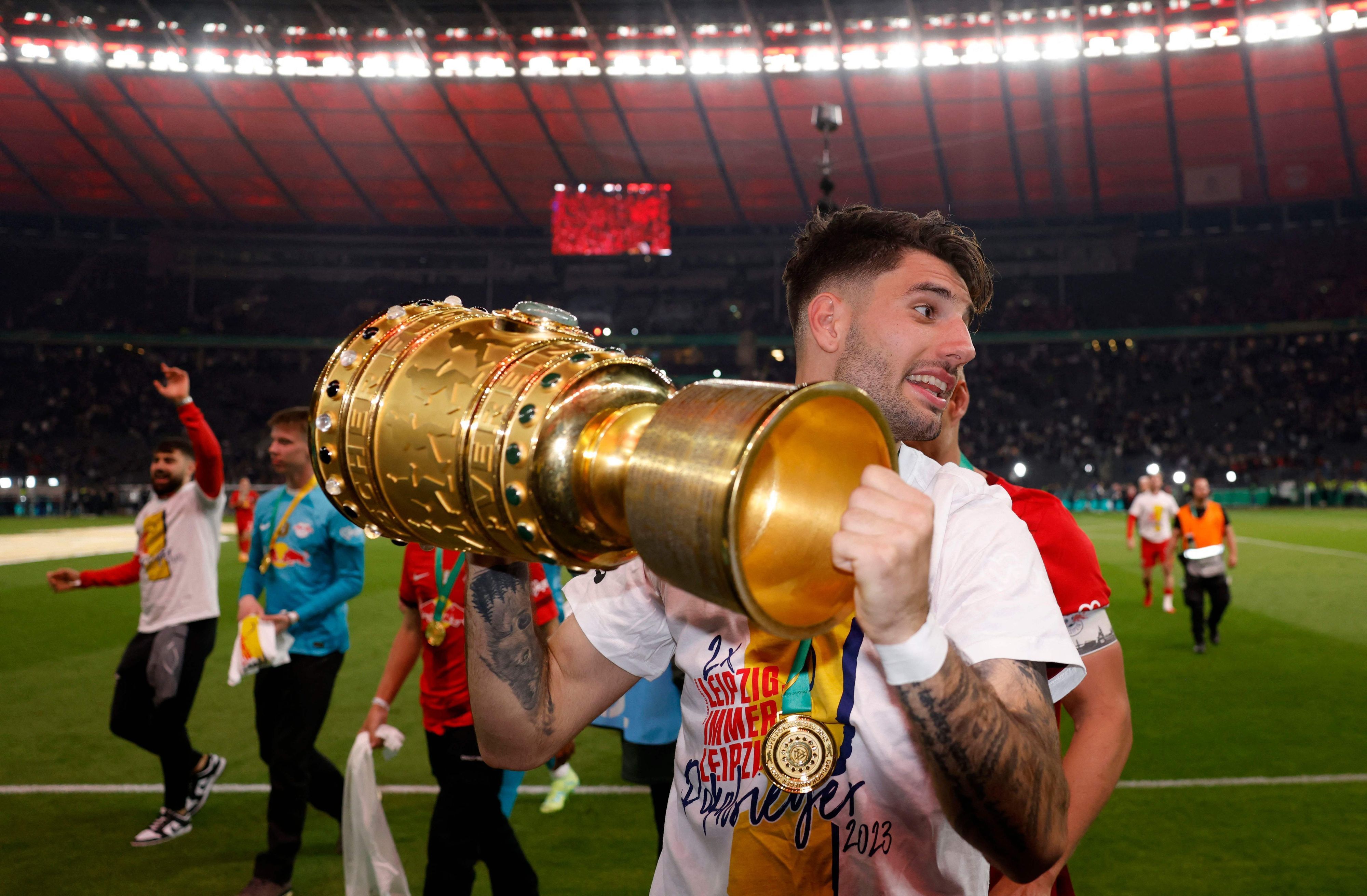 Dominik Szoboszlai feiert den Gewinn des DFB-Pokals.