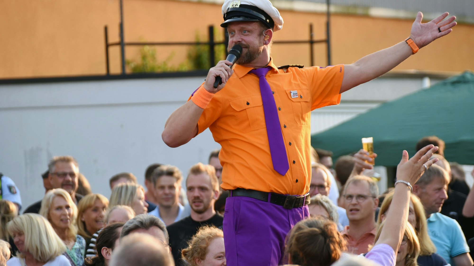 Sänger Rainer Schuster gab den Stimmungskapitän und badete in der Menschenmenge.